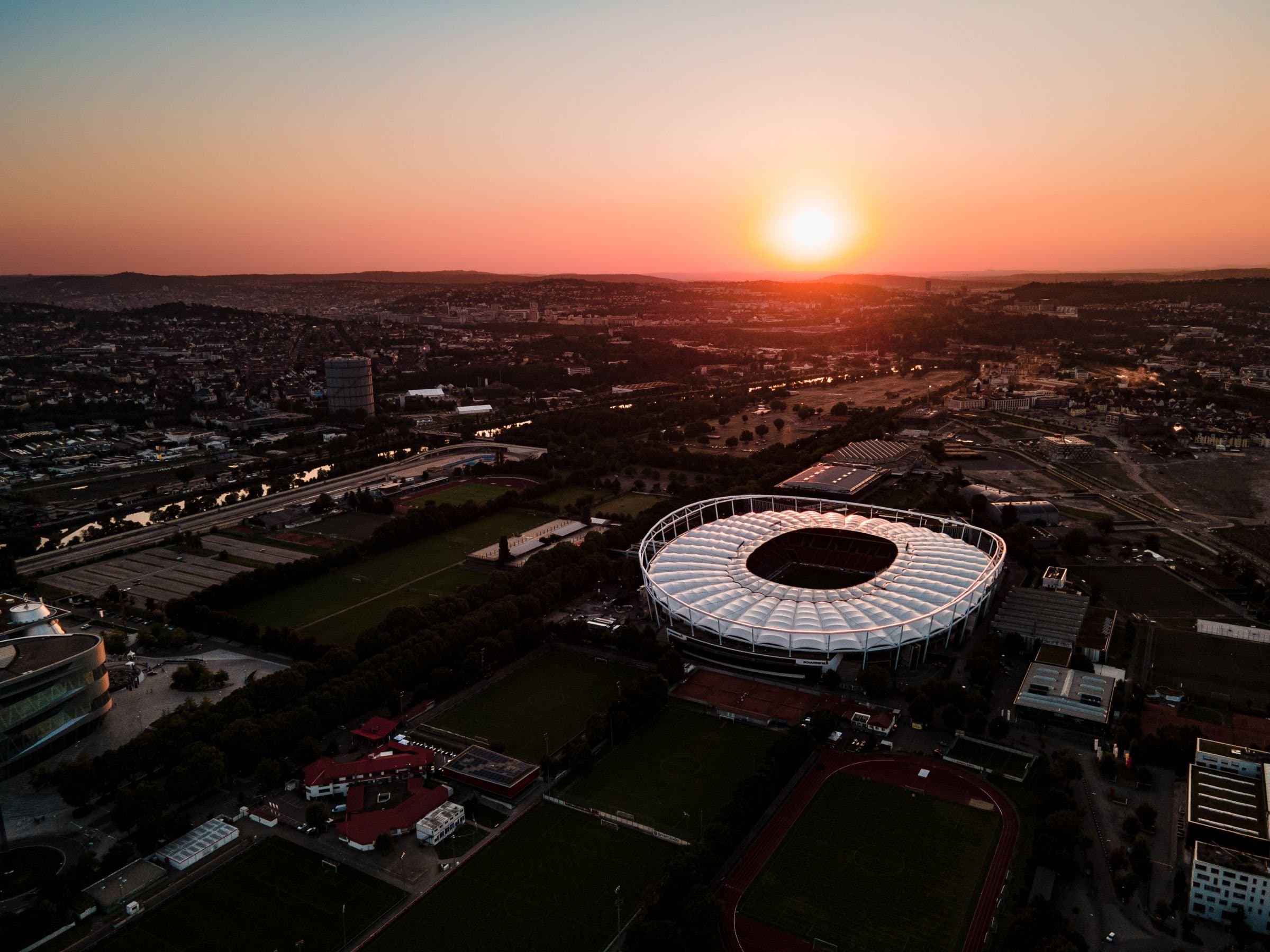 Luftaufnahme der MHPArena Stuttgart bei Sonnenuntergang.