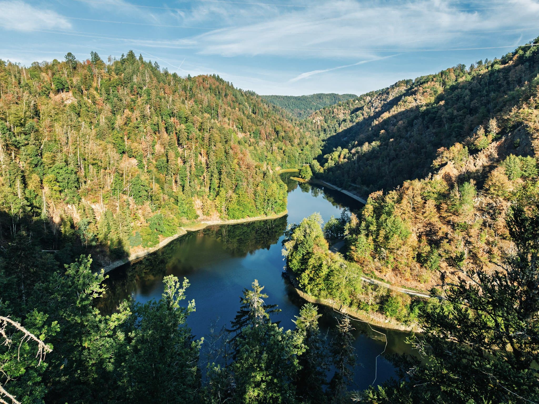 Blick von oben auf den angestauten Witznaustausee im Mettmatal