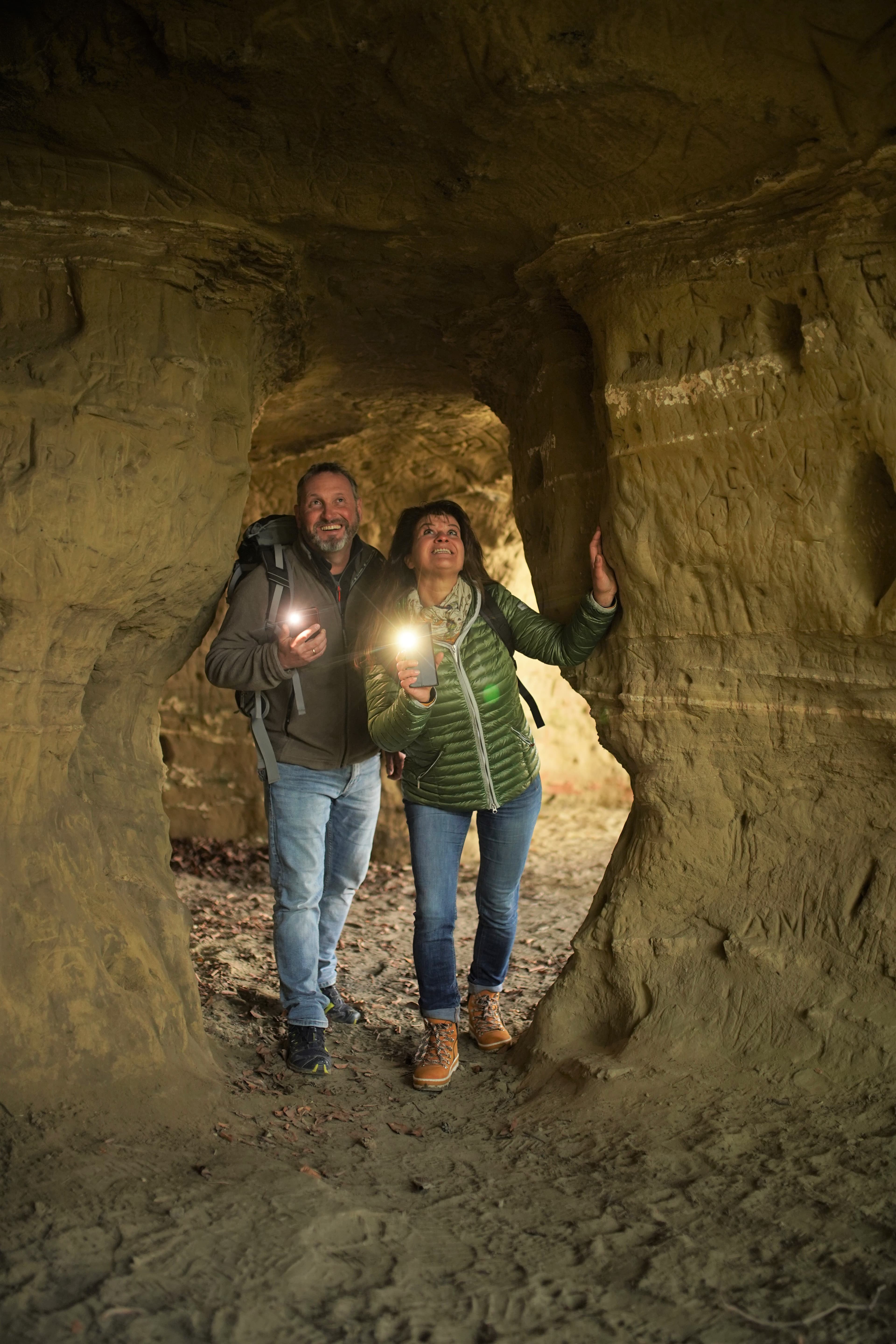 Zwei Personen in den Heidenhölen mit Taschenlampen