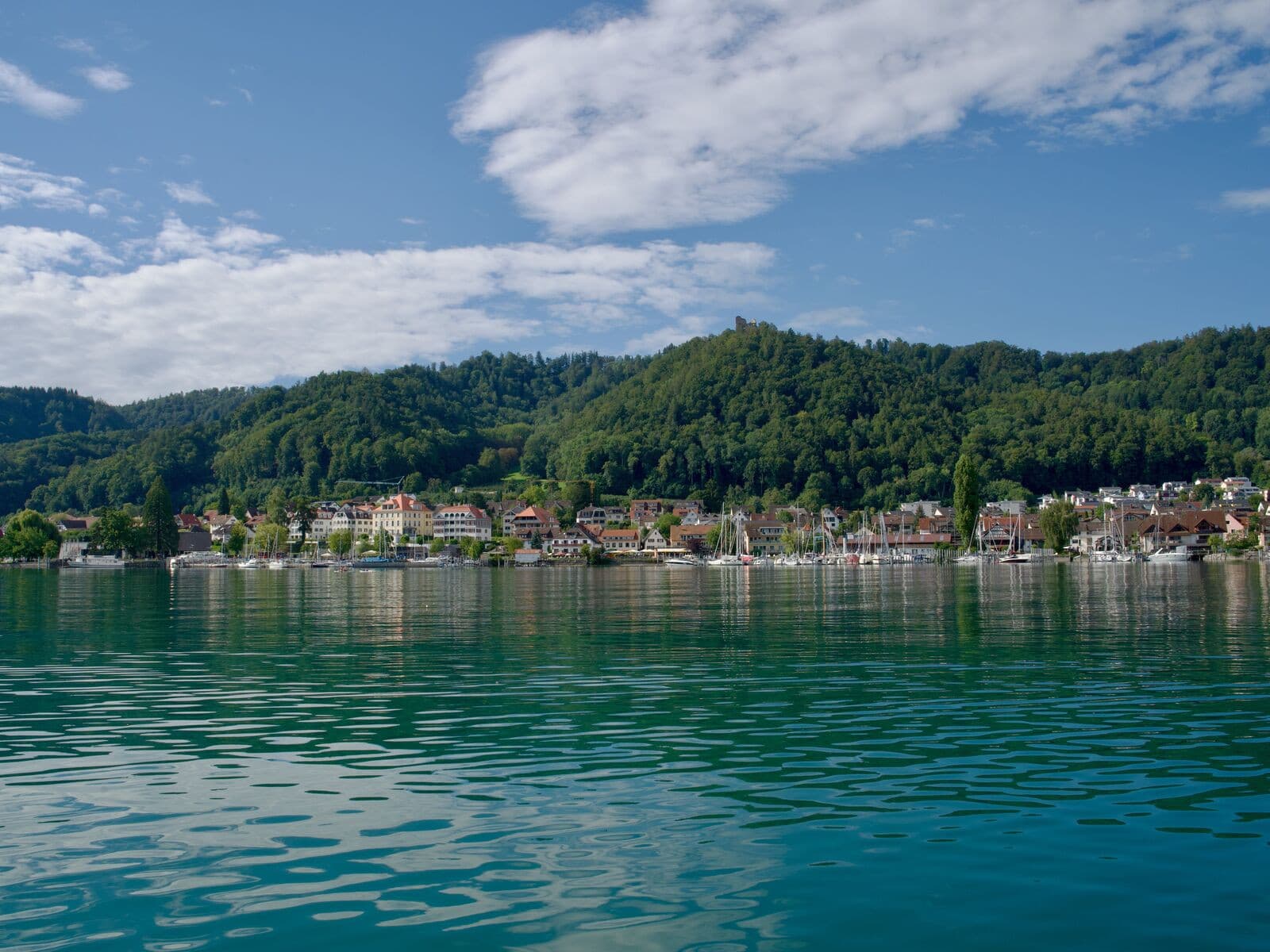 Blick auf Bodman vom See aus