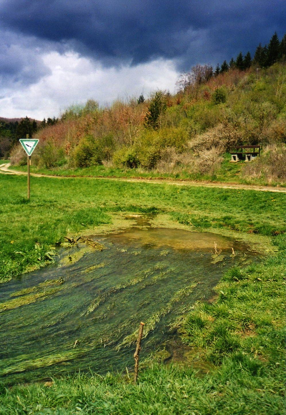 Hungerbrunnen gefüllt mit Wasser
