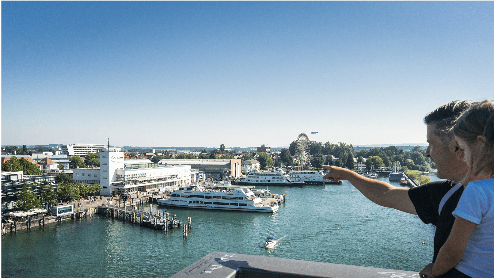 Photo of family looking at the Zeppelin Museum Friedrichshafen from the Moleturm