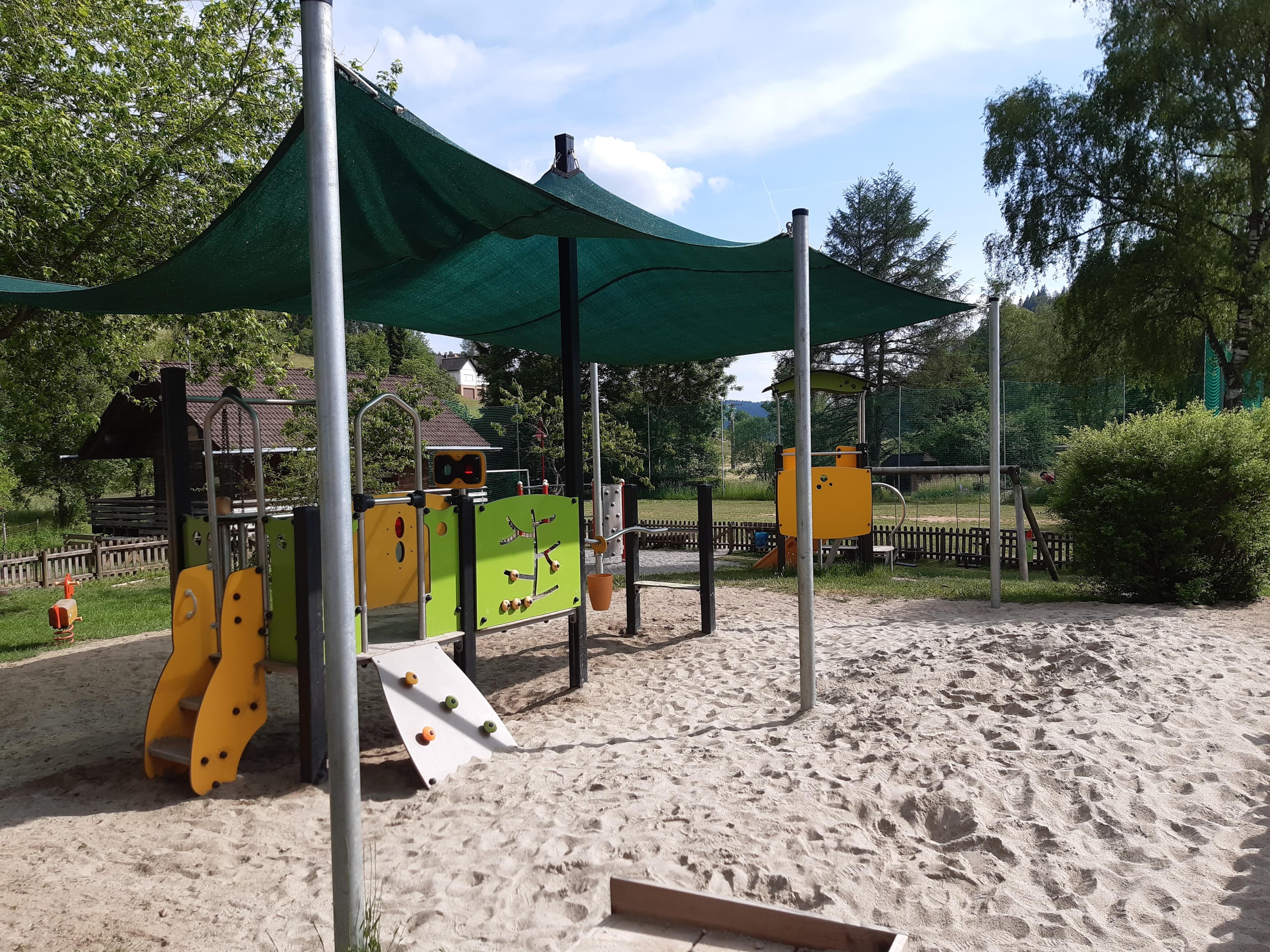 Das Klettergerüst auf dem Spielplatz Rohrbach