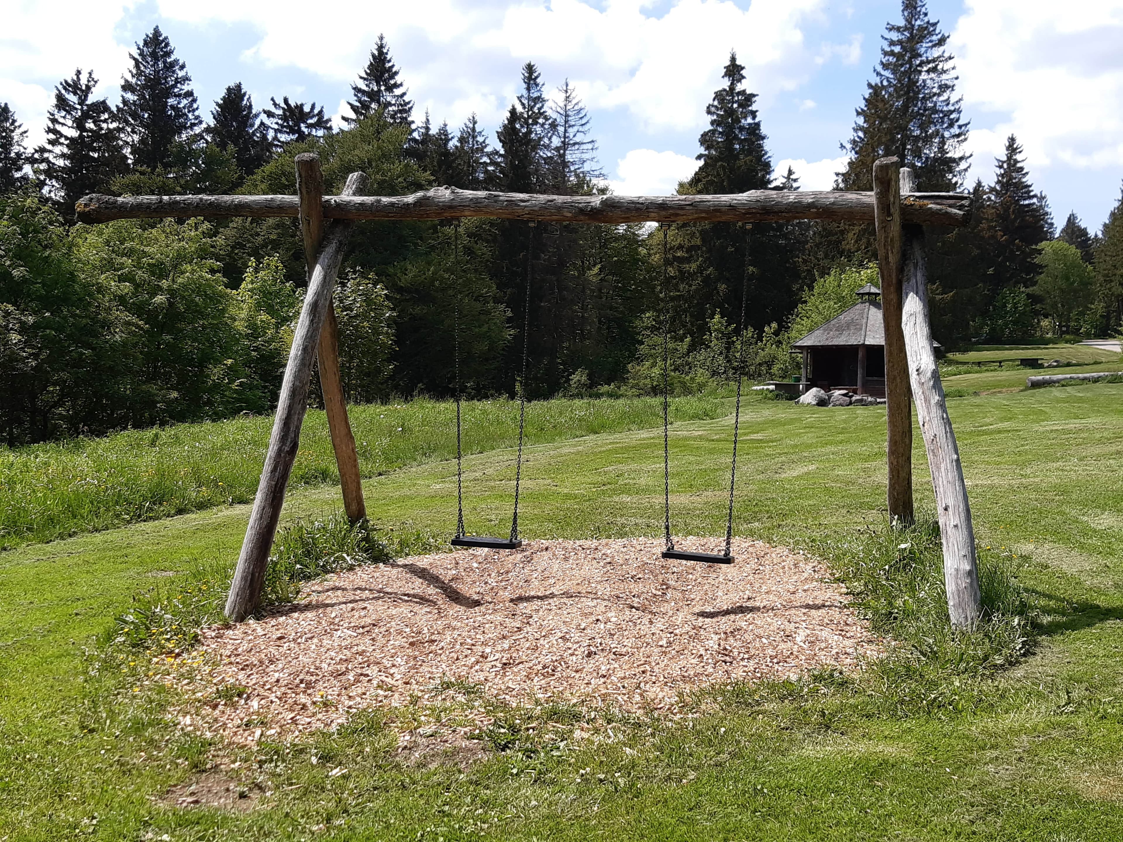 Die Schaukel auf dem Spielplatz Brend