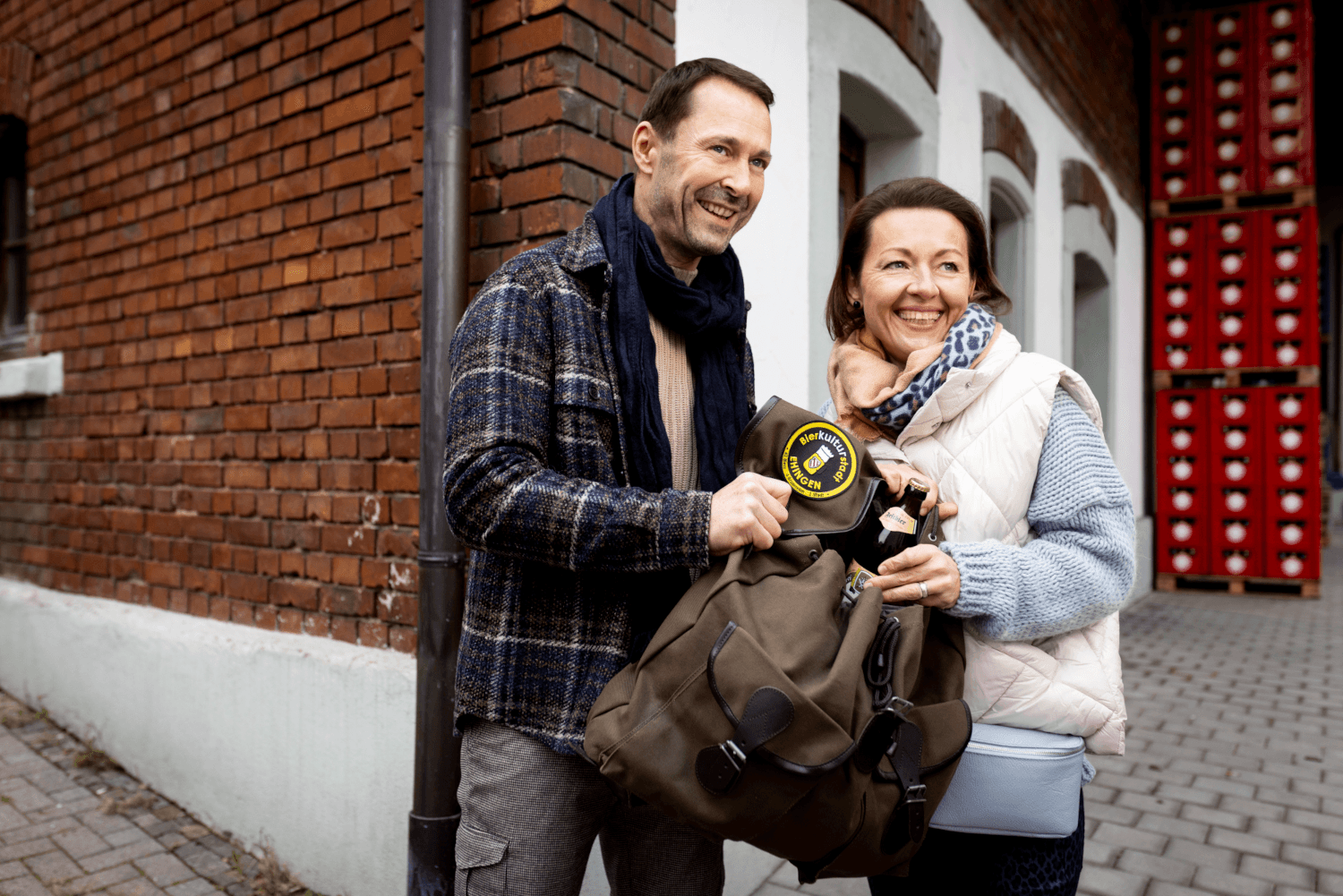 Ein Paar mit Rucksack steht vor einer Brauerei in Ehingen