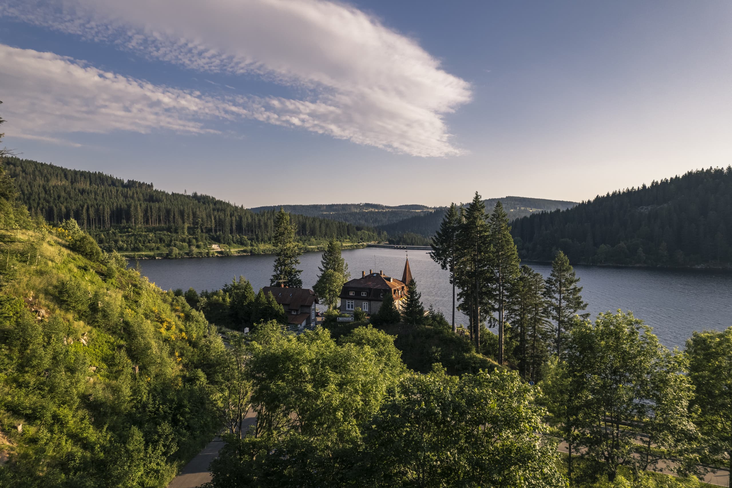 Blick auf das Seehotel Hubertus mit dem Schluchsee im Hintergrund