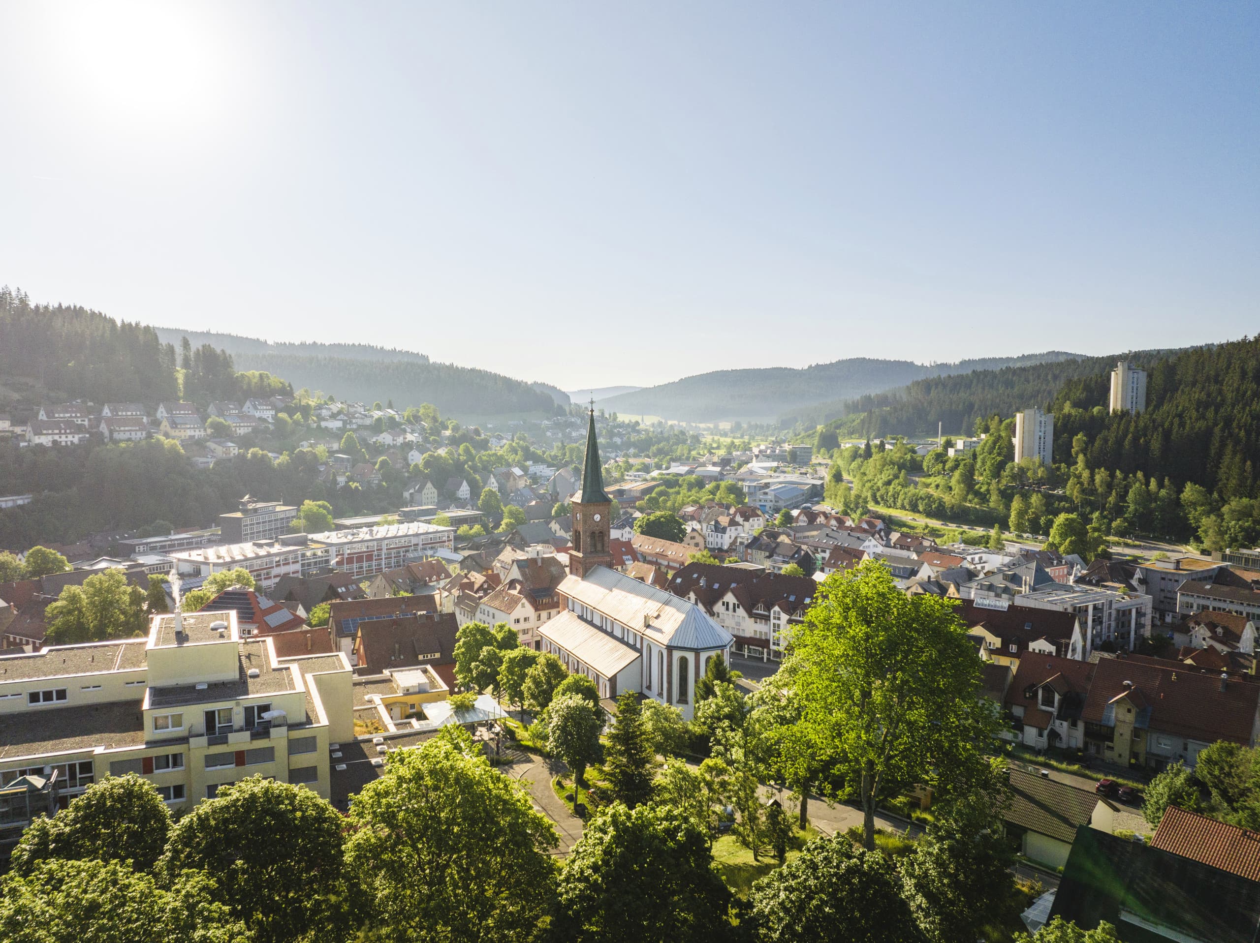 Sommerlicher Blick auf Furtwangen, im Mittelpunkt steht die Pfarrkirche St. Cyriak.