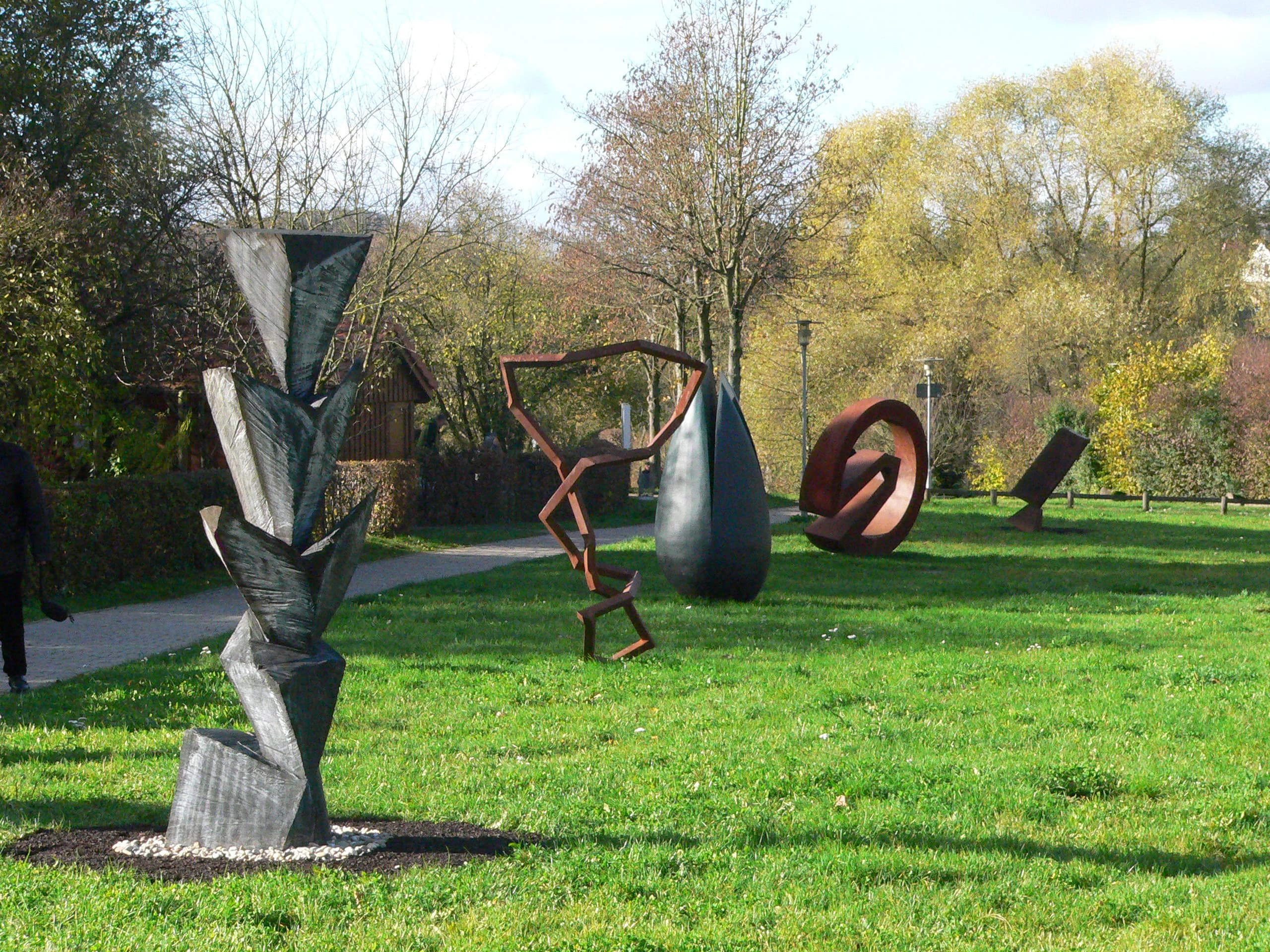 Weg mit Kunstskulpturen