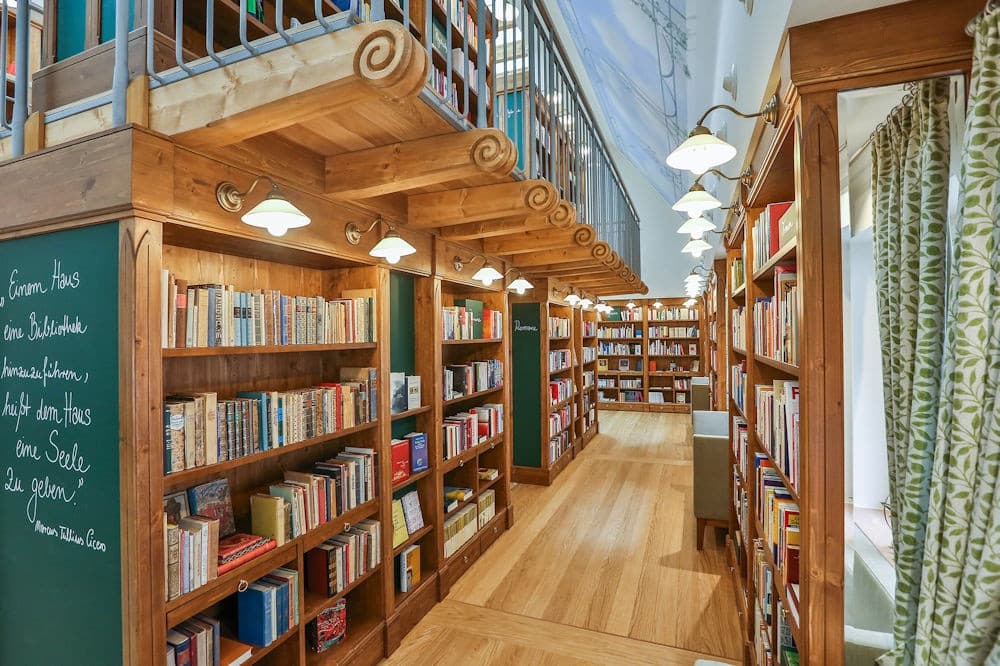 Bücherregale in der Bibliothek Frau Holle vom Kulturhaus Würth