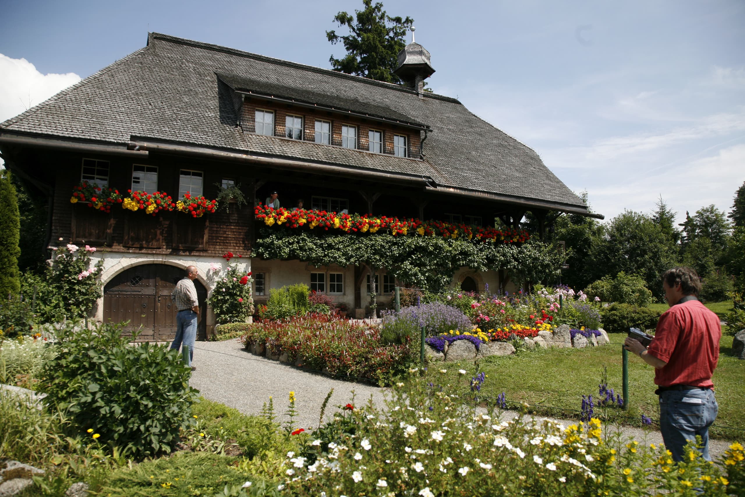 South view of the "Hüsli" in the flowering garden
