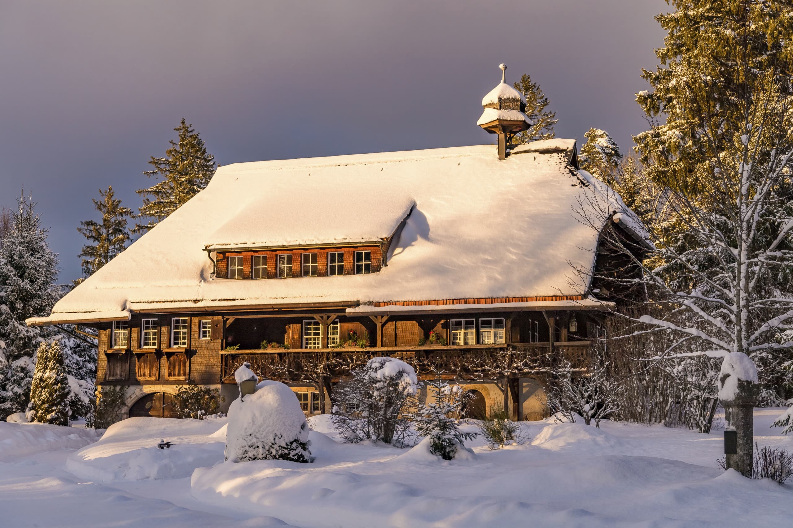 South view of the snow-covered "Hüsli" in the warm light of the evening sun