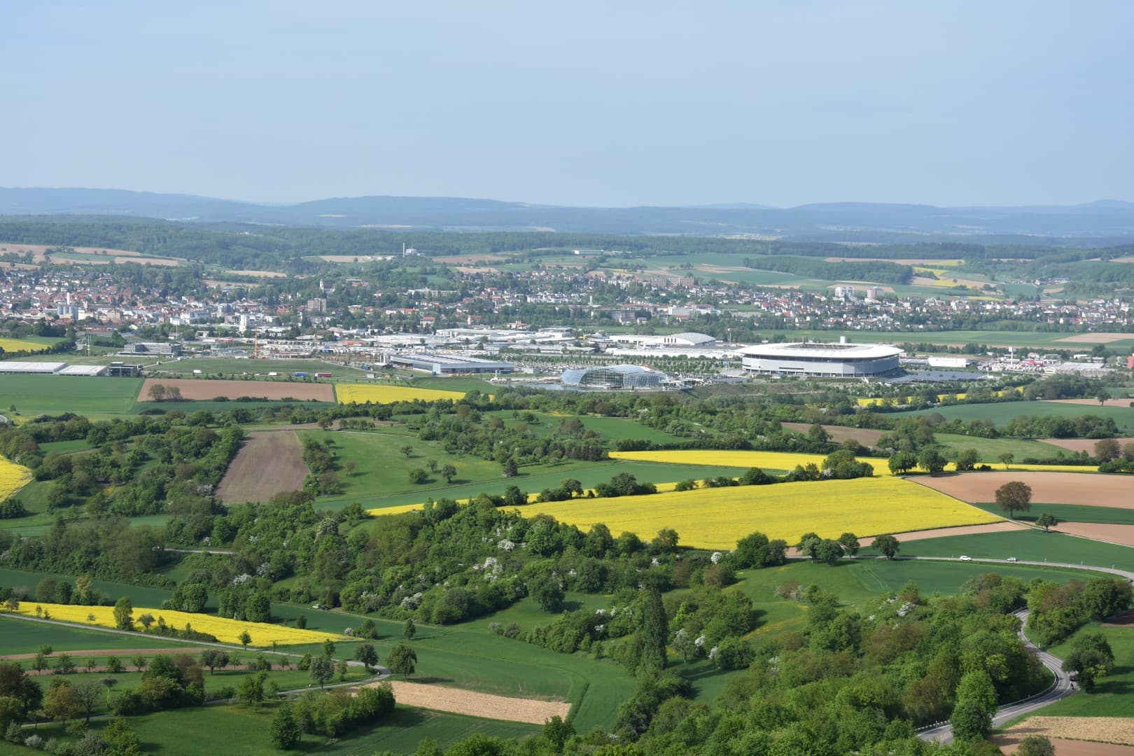 Luftbild Sinsheim mit Prezero Arena und Häusern in grüner Landschaft