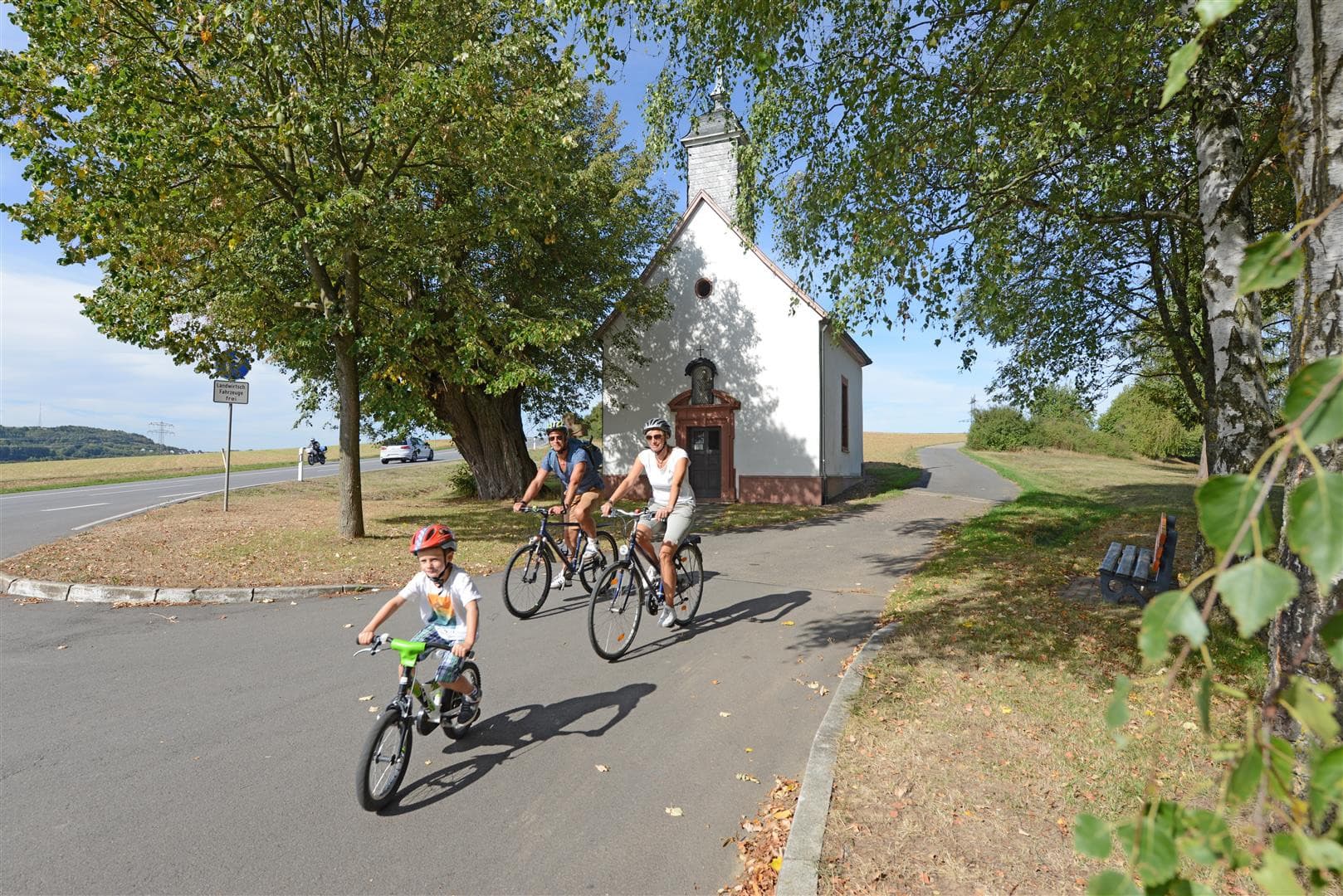 Familie auf Fahrrädern an der Josefskapelle Höpfingen