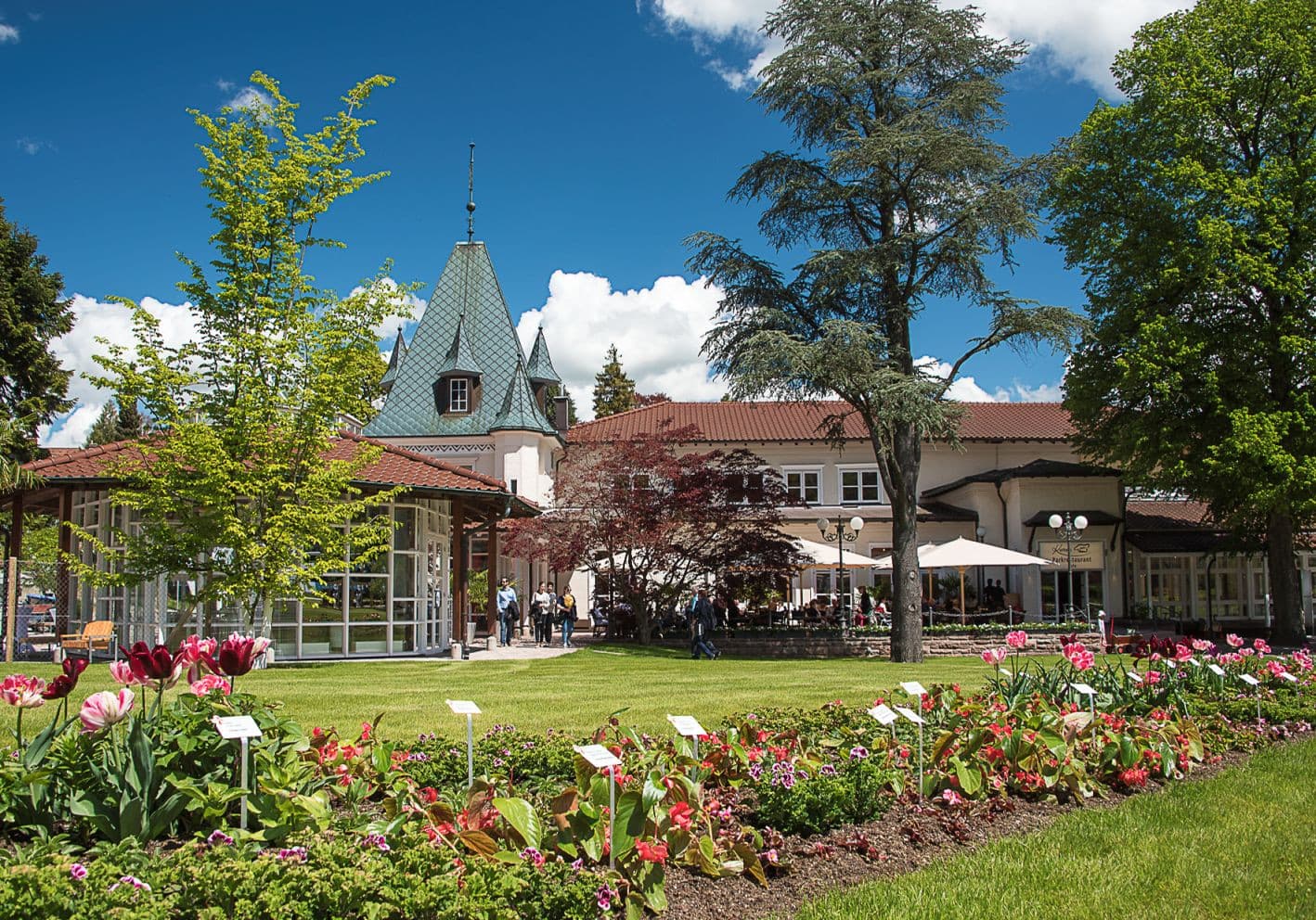 Das Kurhaus im malerischen Kurpark.