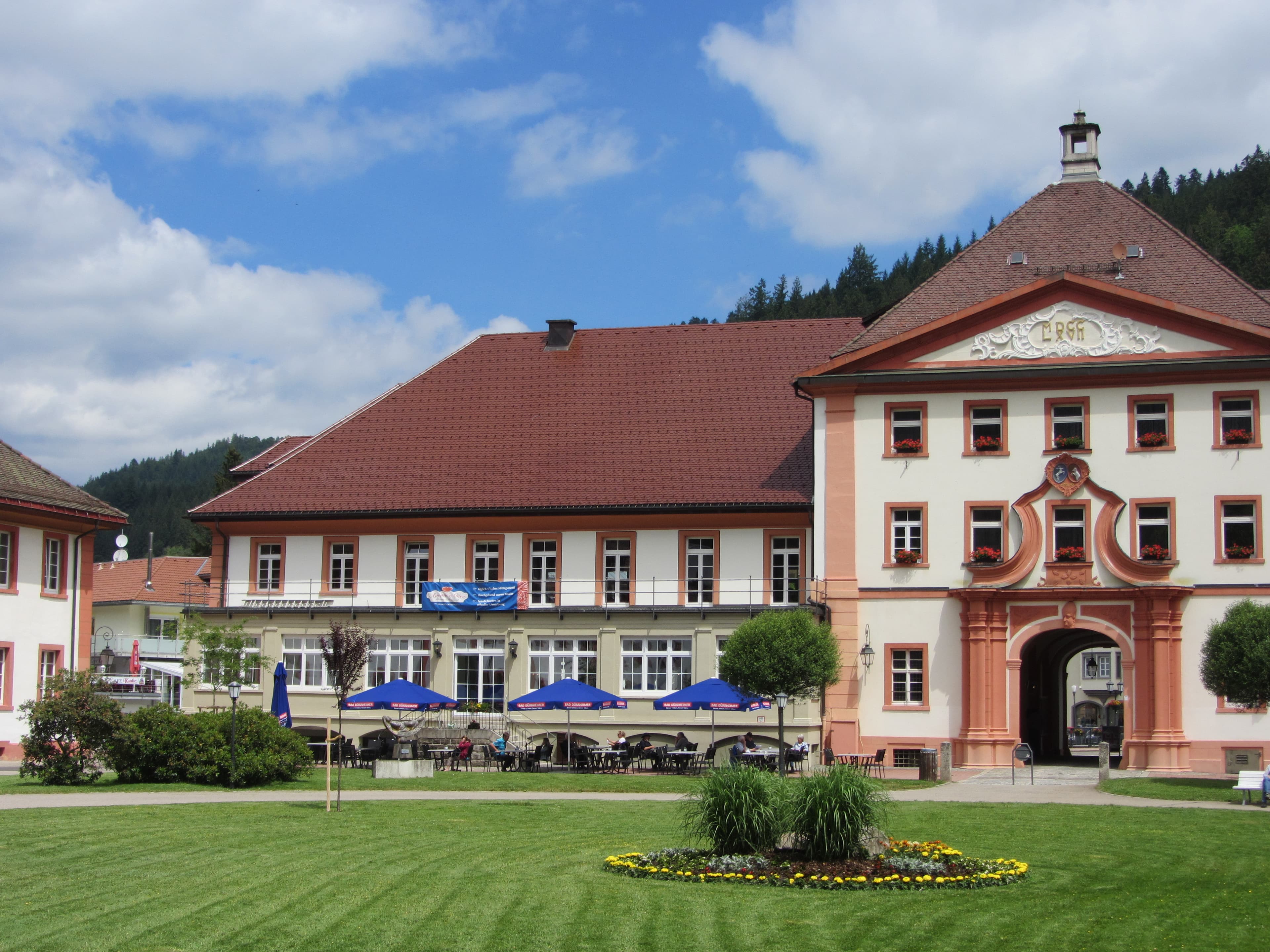Blick auf den Klosterhof mit Terasse im Sommer