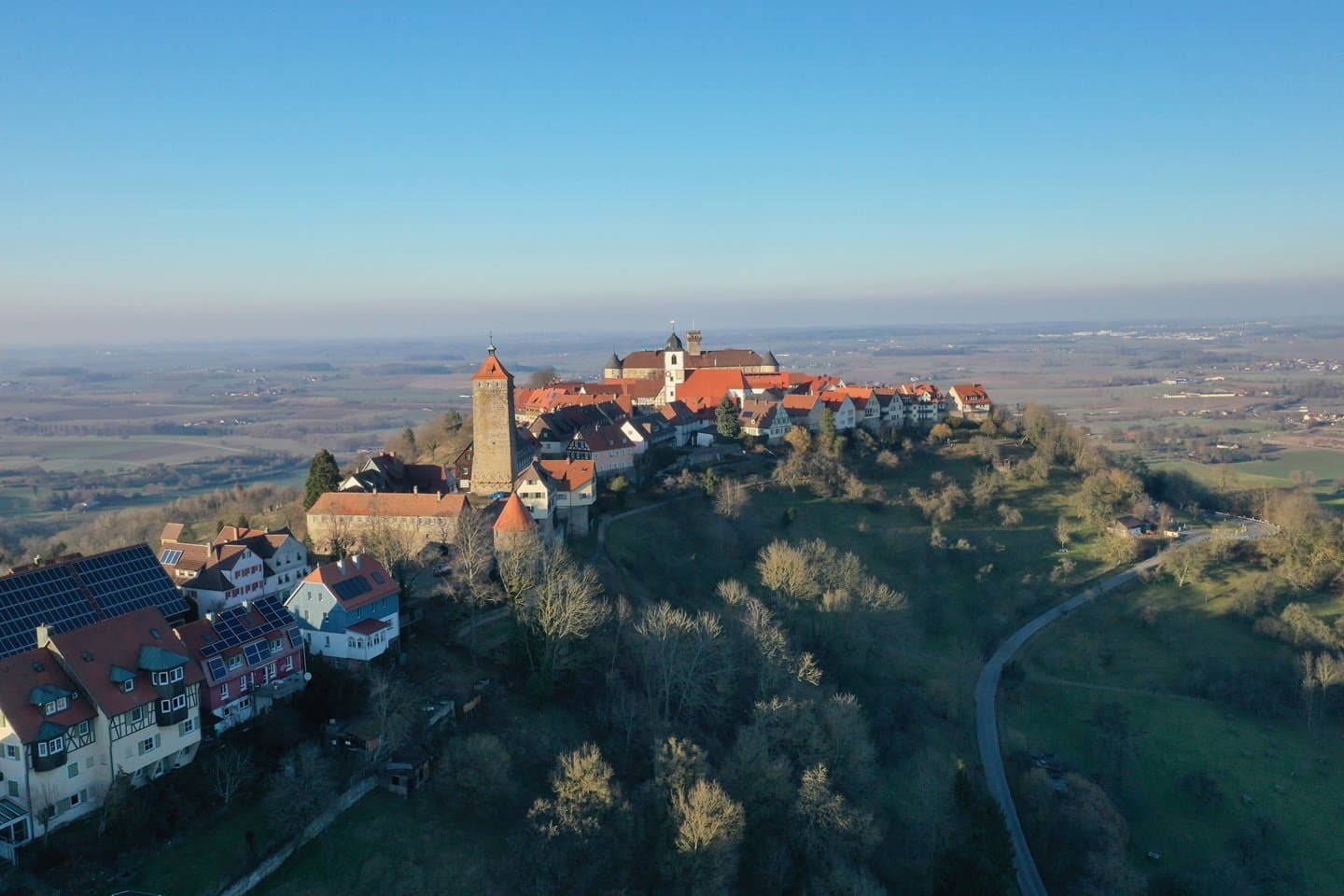 Vom Luftkurort Waldenburg blickst du auf die Hohenloher Ebene hinunter.