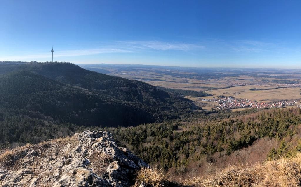 Blick vom hohen Felsen auf den Plettenberg und auf das Albvorland