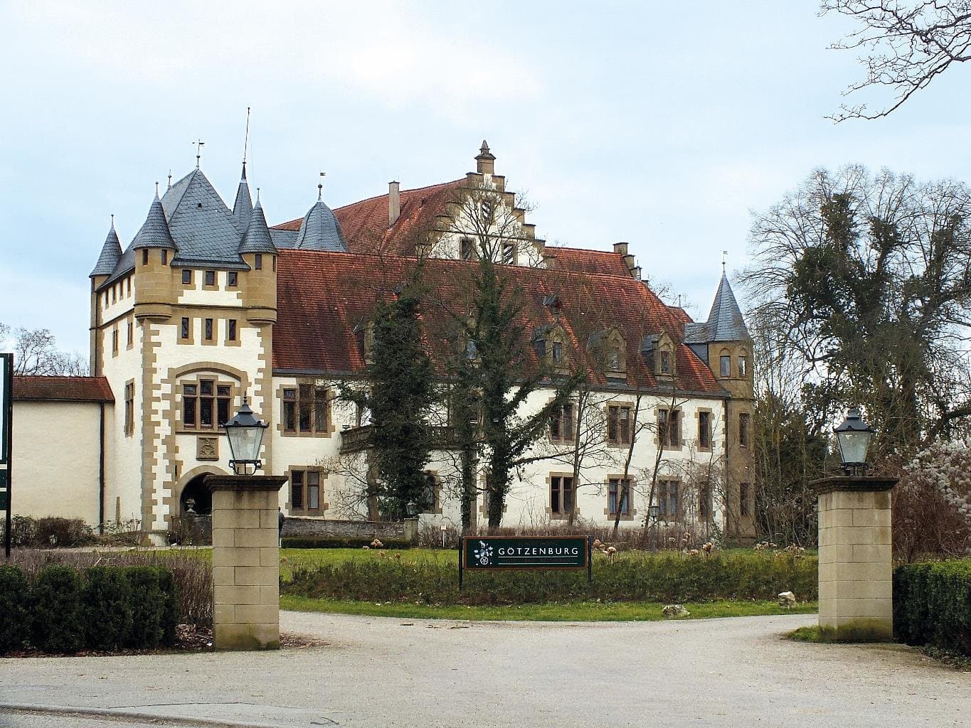 Die Burg hat mehrere Giebel