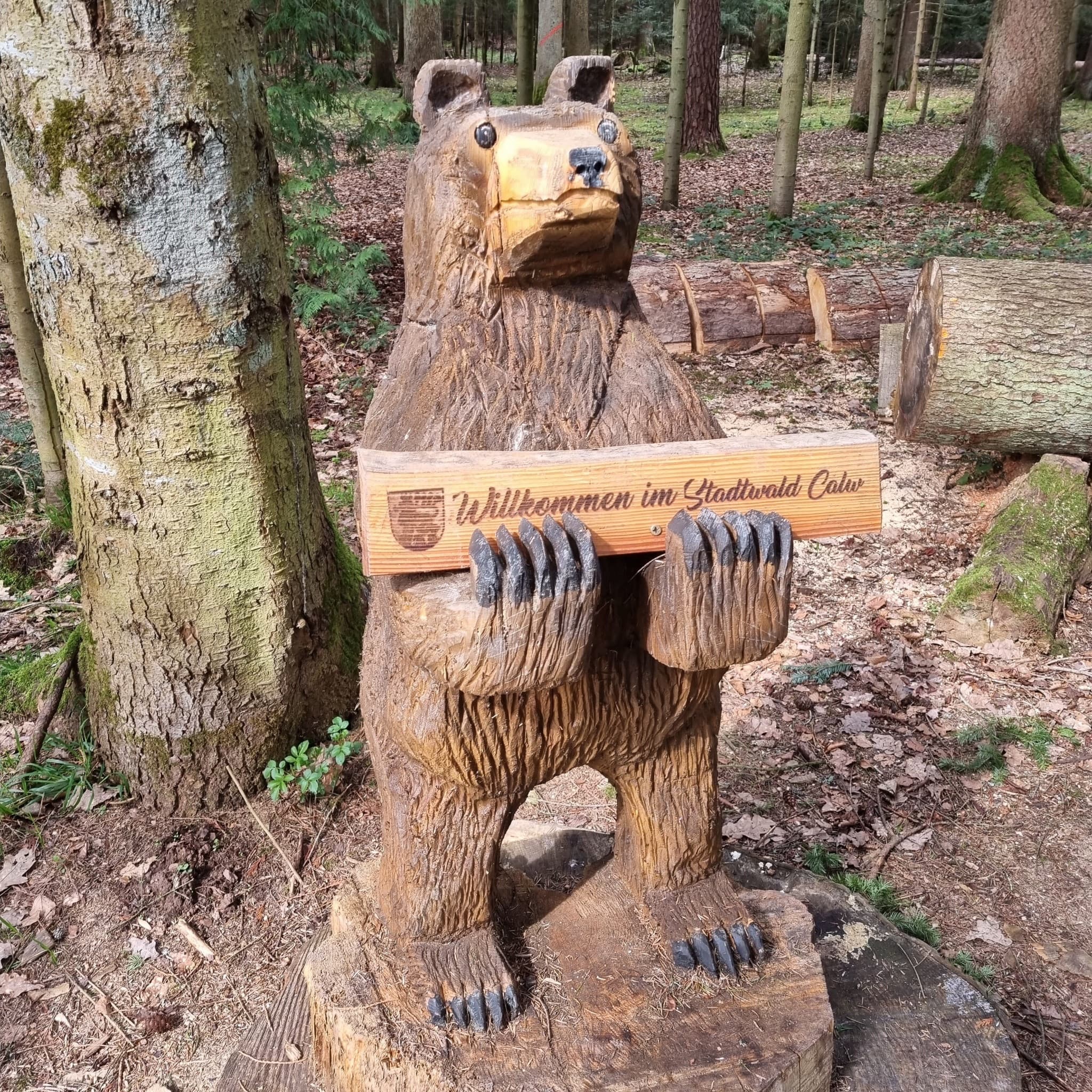 Woodcarving figure of a bear in the Calw city forest.