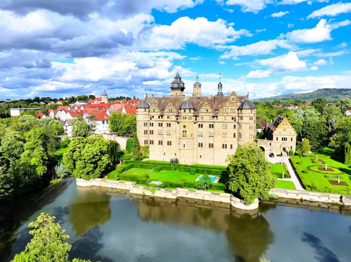 Das Schloss ist von einem Wassersee umgeben
