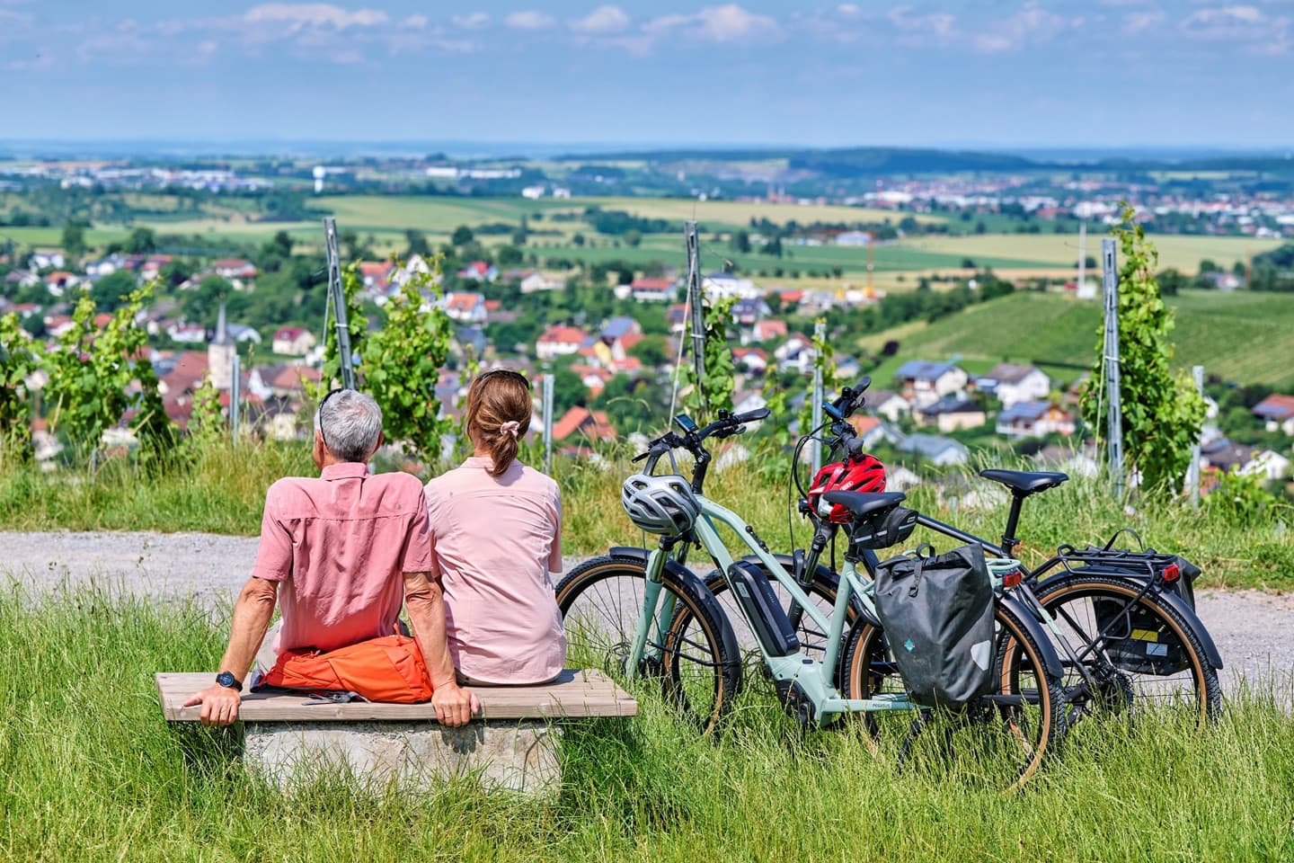 Radfahrer an Aussichtspunkt im Weinberg