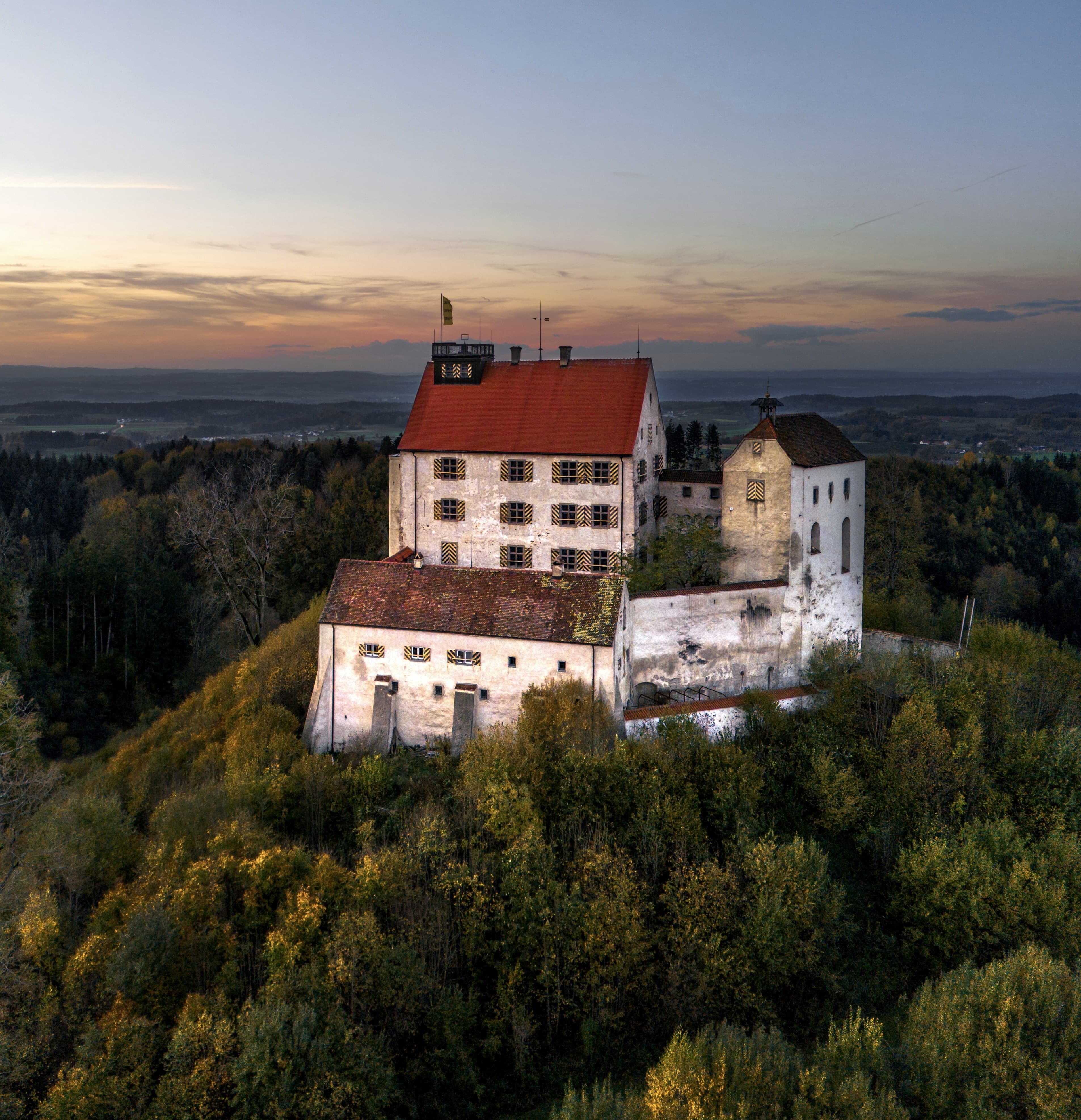 Waldburg im Abendrot