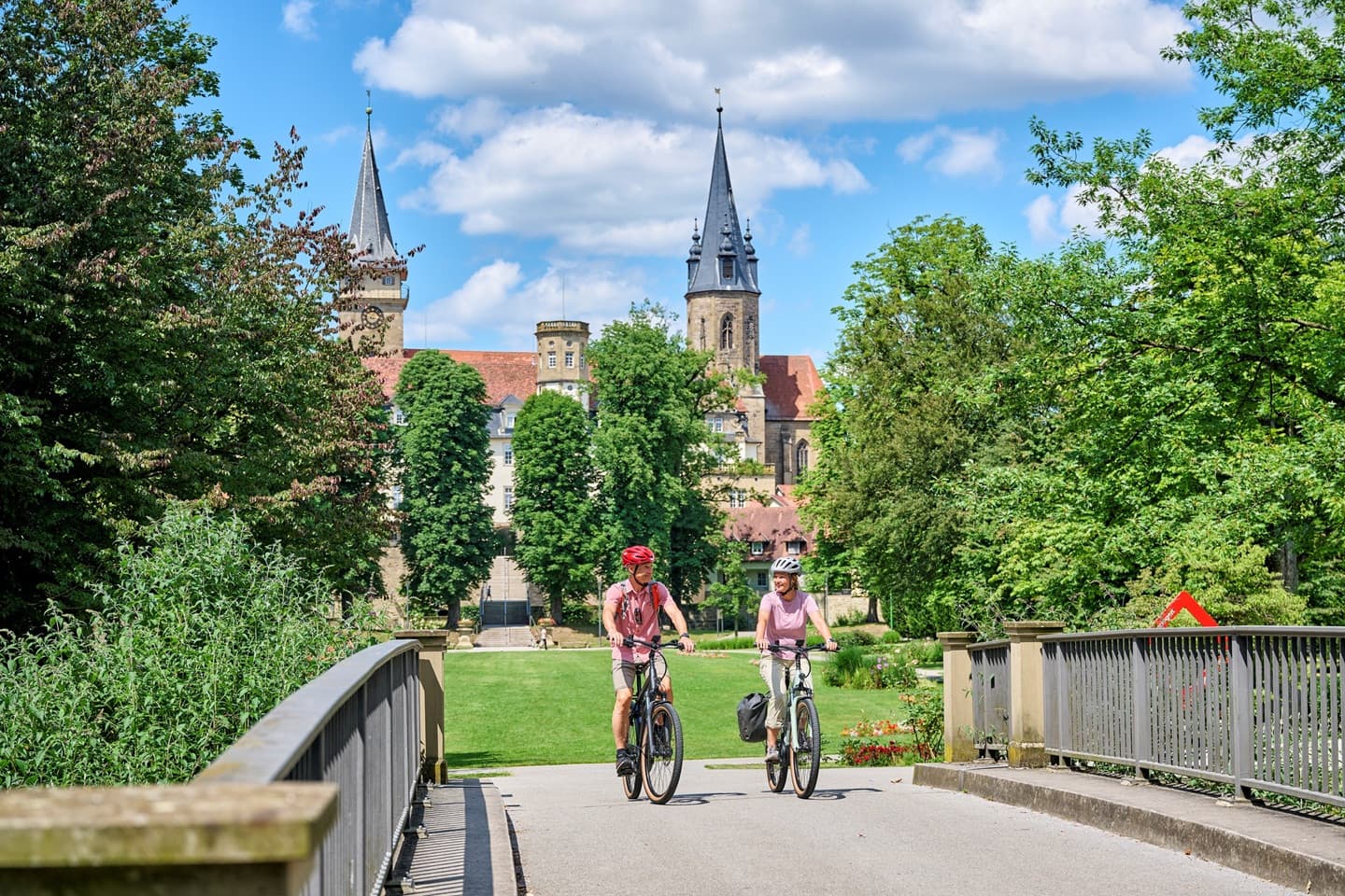 Radfahrer fahren über Brücke im Hofgarten der ehemaligen Residenzstadt Öhringen.