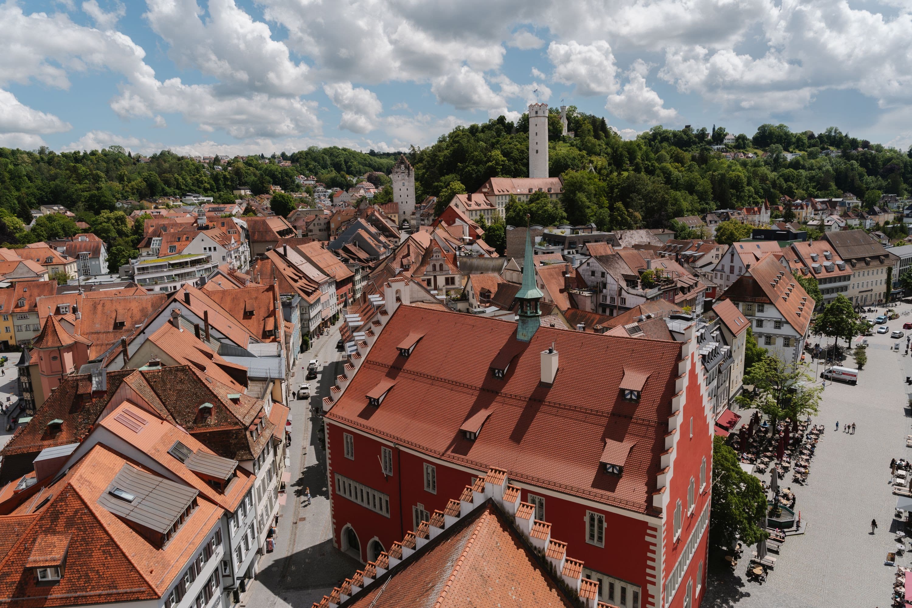 Vom Blaserturm aus erstreckt sich ein malerischer Blick auf die roten Ziegeldächer der historischen Altstadt Ravensburg.