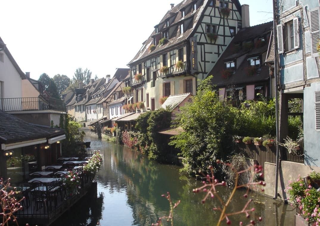 Colmar mit Fluss und Häusern