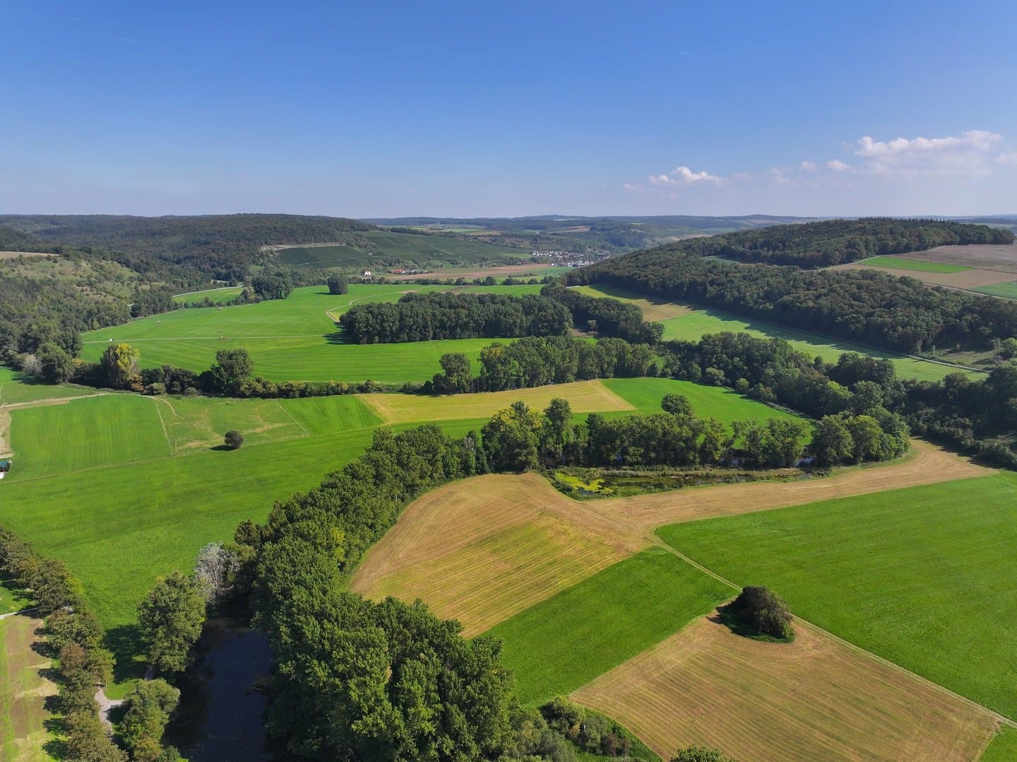 Die Jagst schlängelt sich durch die Landschaft