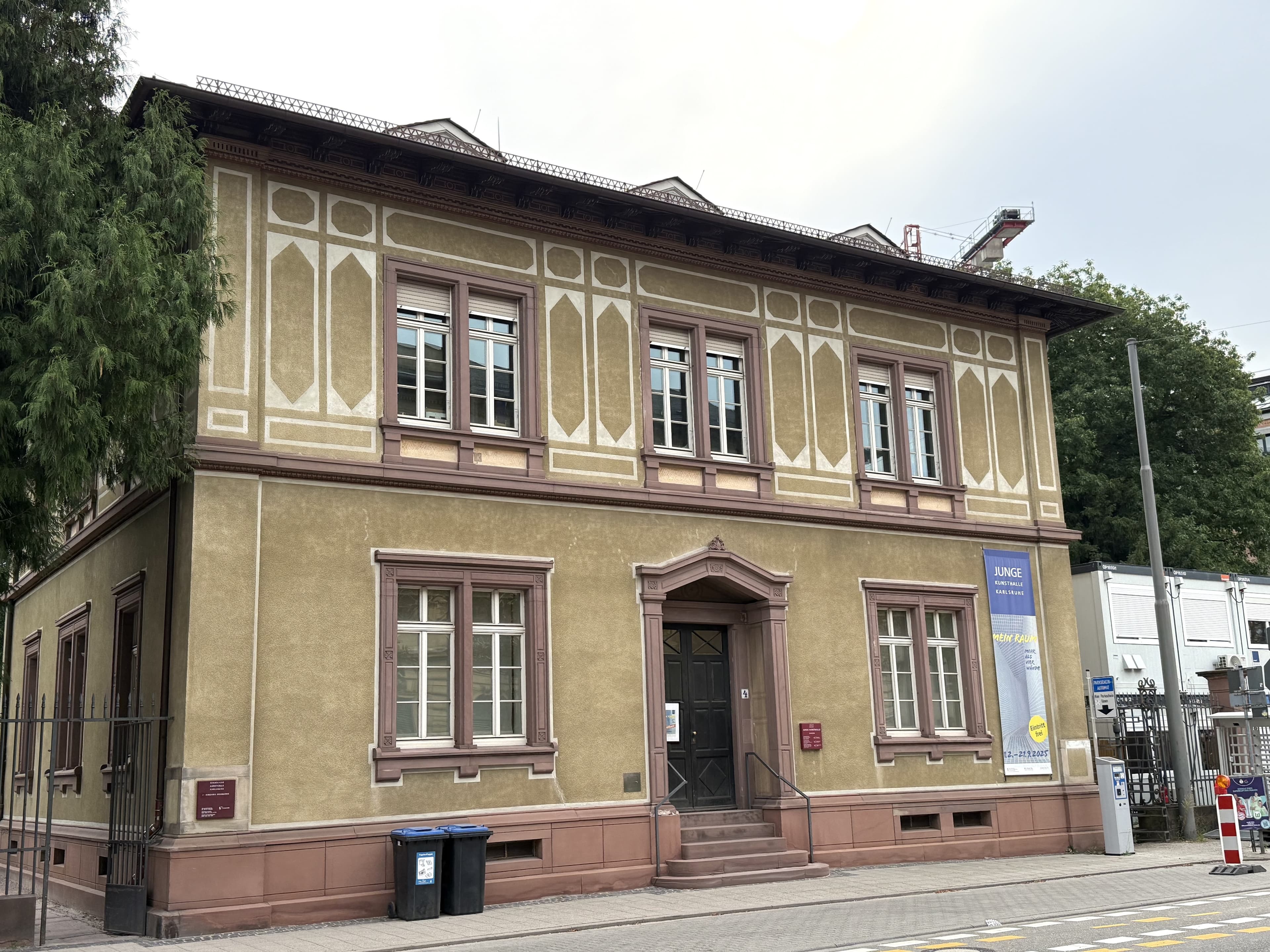 Blick von der Straße auf das Gebäude der Jungen Kunsthalle