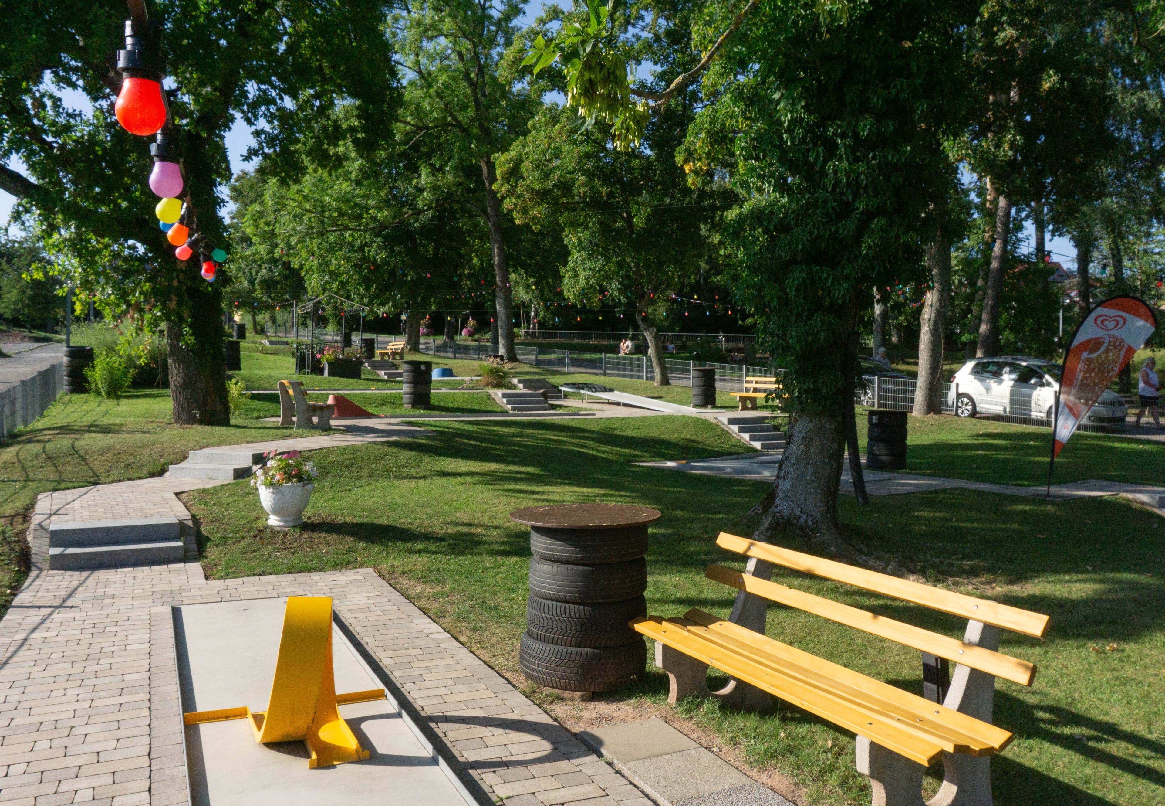 Minigolfbahn mit Sitzbank