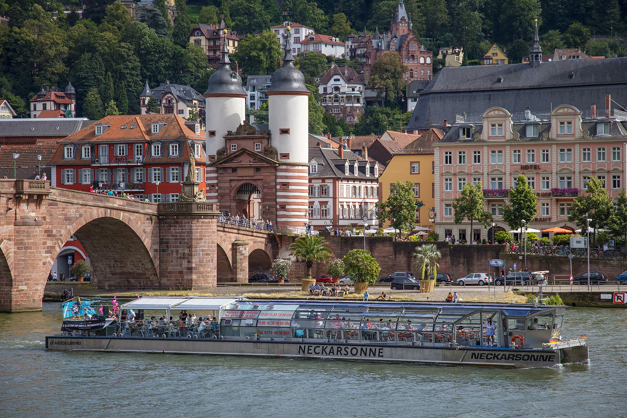 Solarschiff auf dem Neckar mit der Alten Brücke und Altstadt im Hintergrund