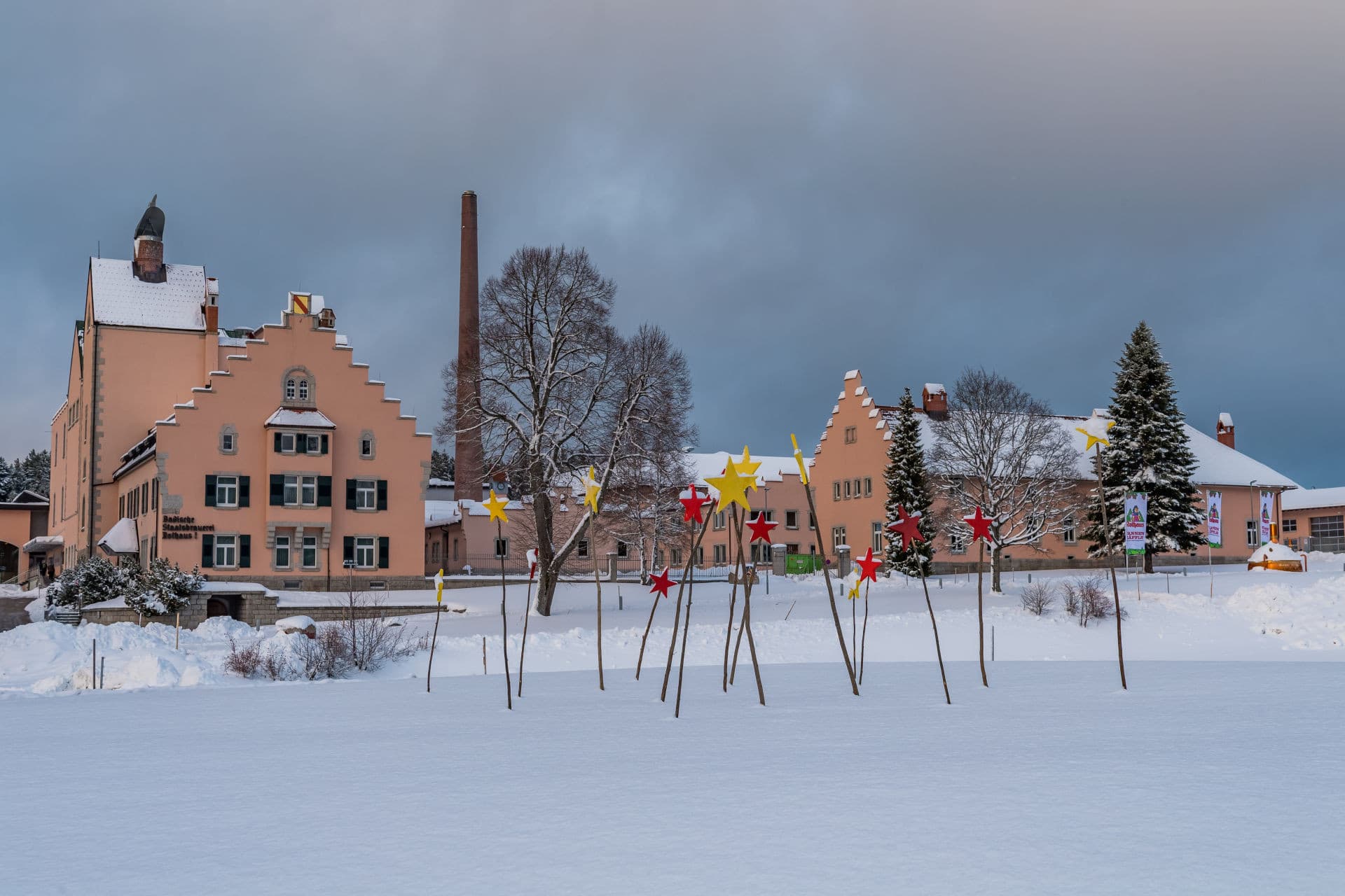 Brauerei Rothaus in winterlicher Landschaft.