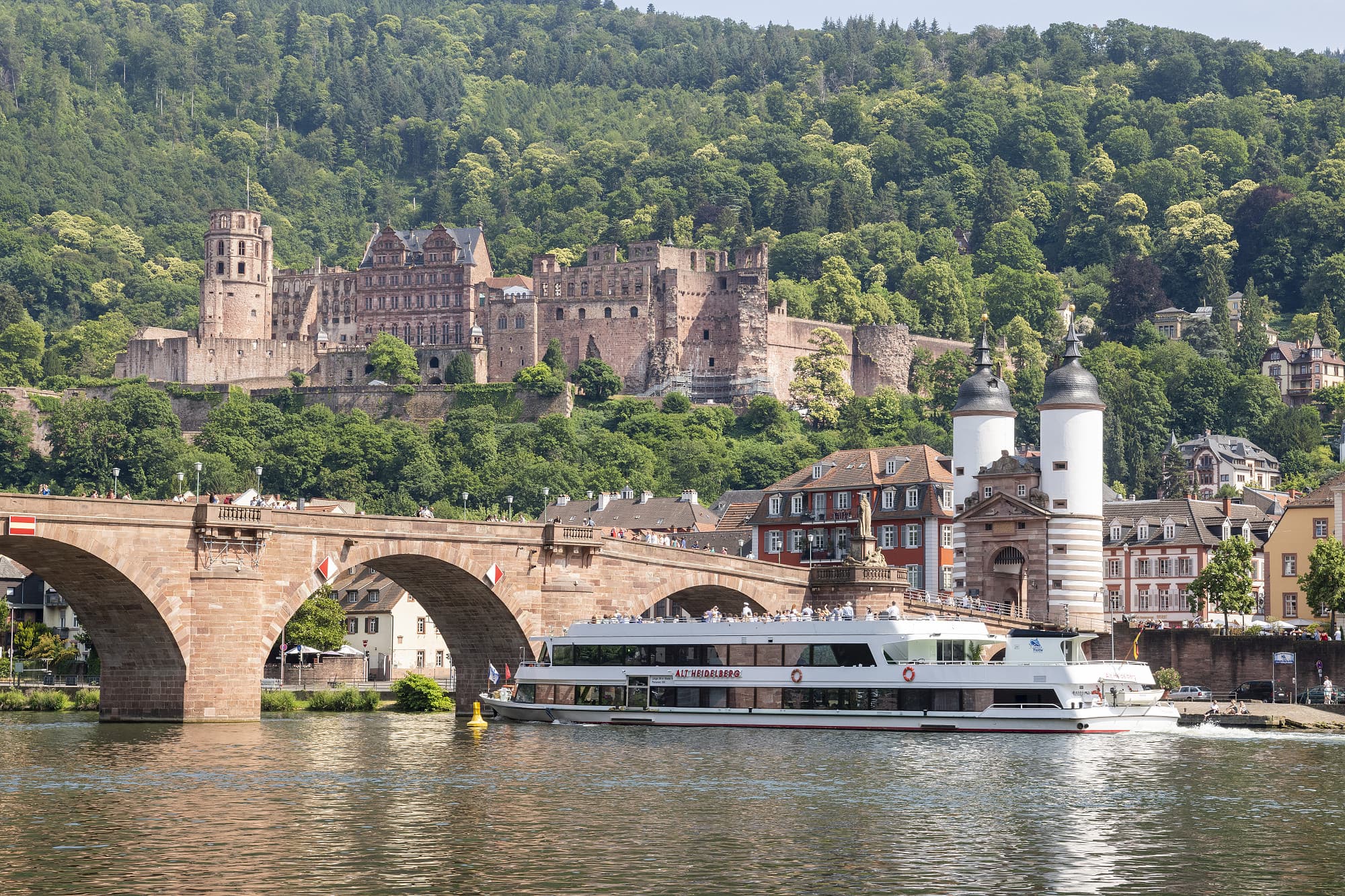Schiff auf dem Neckar an der Alten Brücke unter dem Schloss