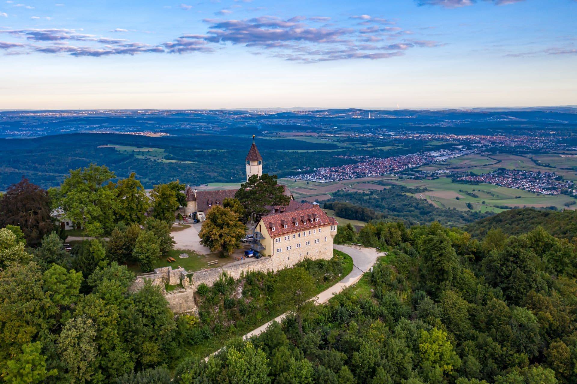 Luftbild mit Blick auf das Albvorland und Burg Teck im Vordergrund.