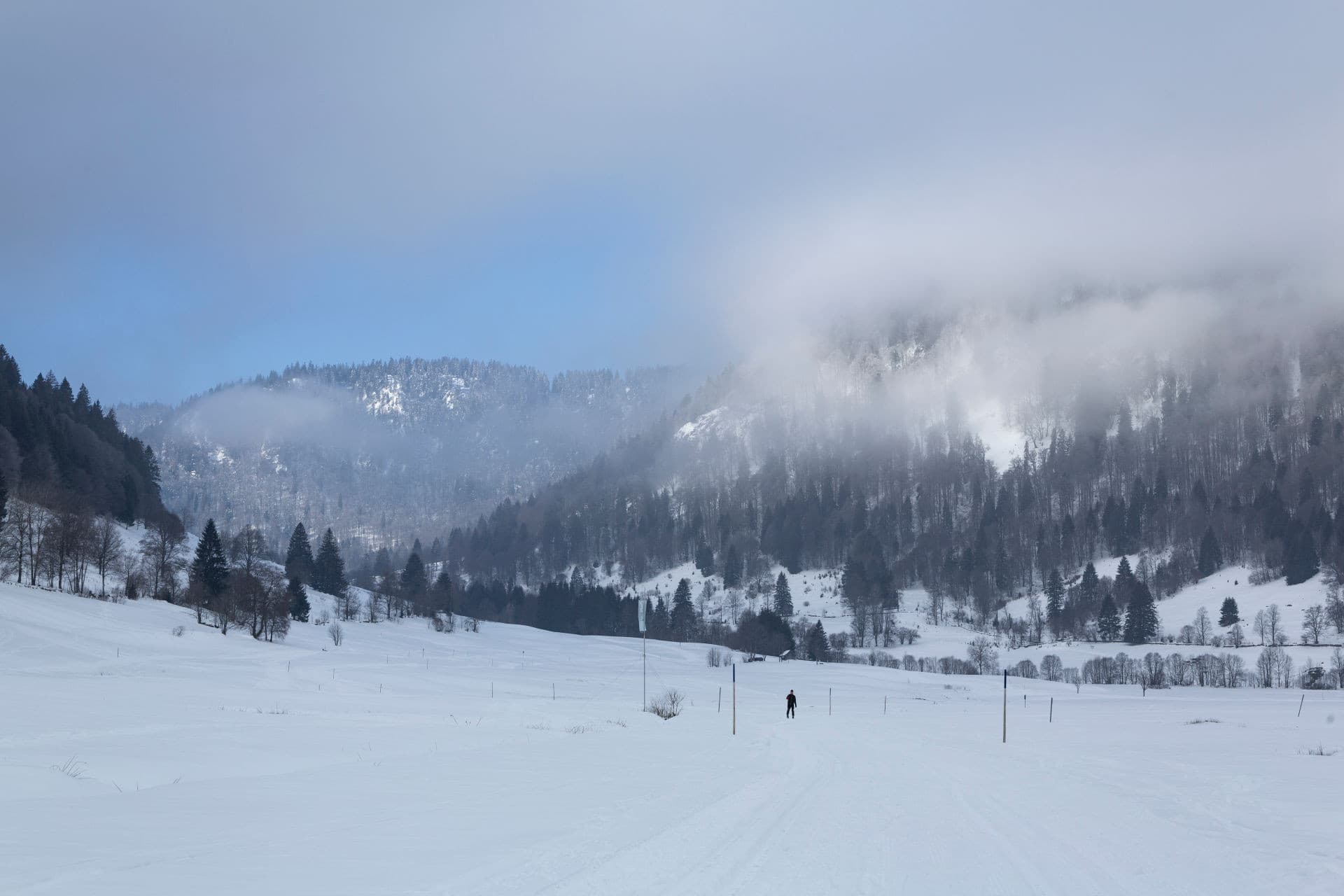 Blick auf eine tief verschneite Winterlandschaft