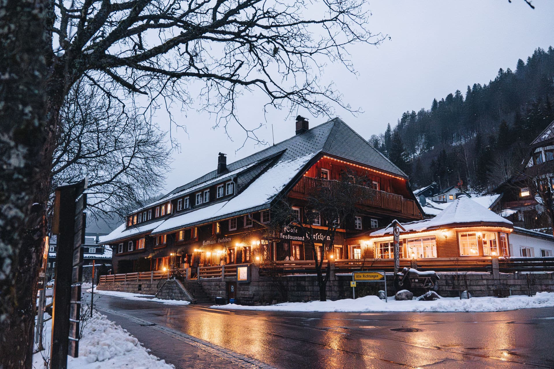 Blick auf das Restaurant und Hotel Hirschen