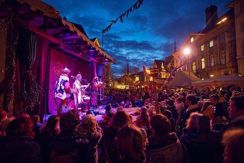 Blick auf den Esslinger Weihnachtsmarkt von Nordosten her aus etwas erhöhter Ansicht