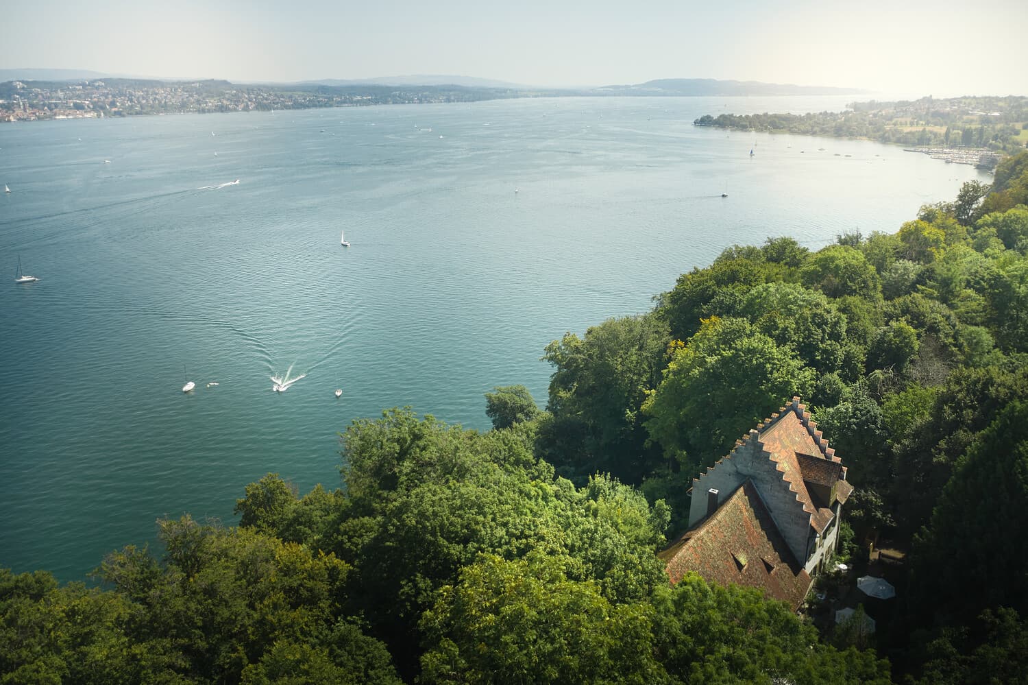 Luftbild vom Burghof Wallhausen und dem Bodensee im Sommer