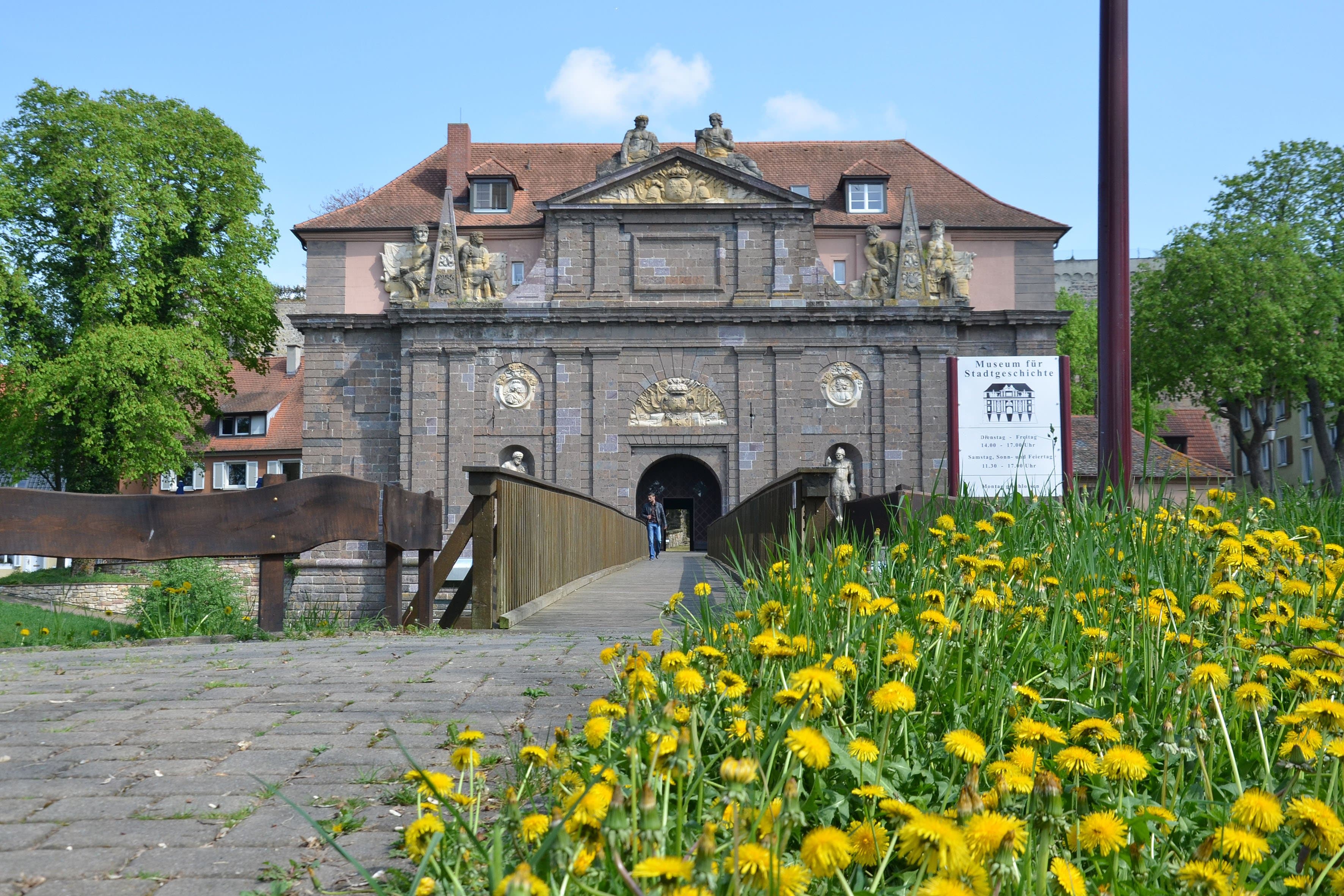 Sicht von der Fußgängerbrücke auf das  Rheintor