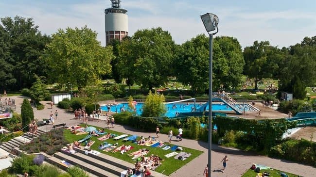 Wartbergfreibad mit Blick auf das Nichtschwimmerbecken und Liegewiese
