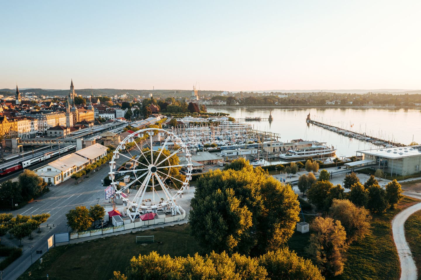 Luftbild mit Blick auf den Konstanzer Hafen und das Riesenrad im Vordergrund.