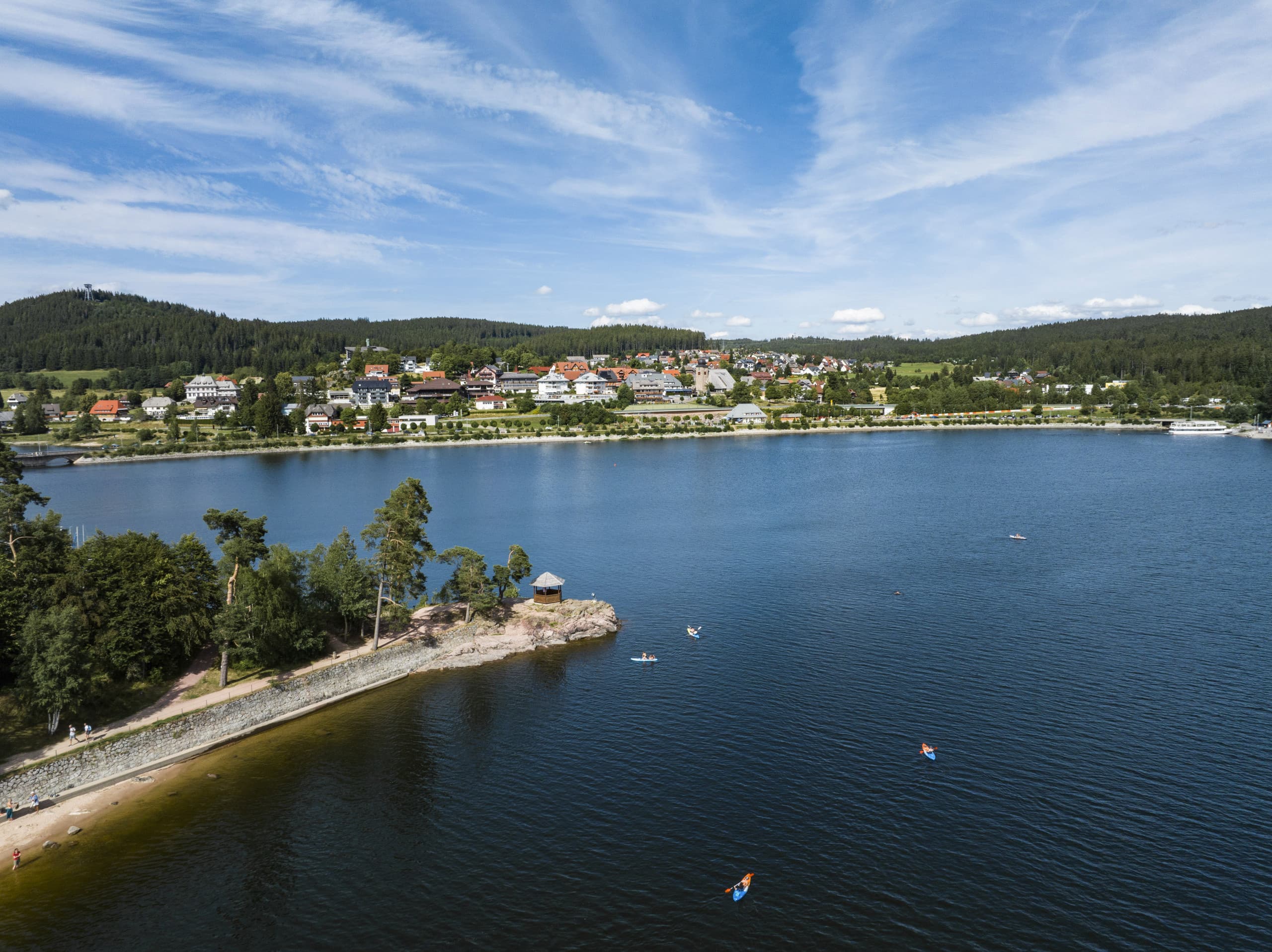 Luftaufnahme mit Aussichtspunkt Amalienruhe und im Hintergrund  das Ortspanorama.