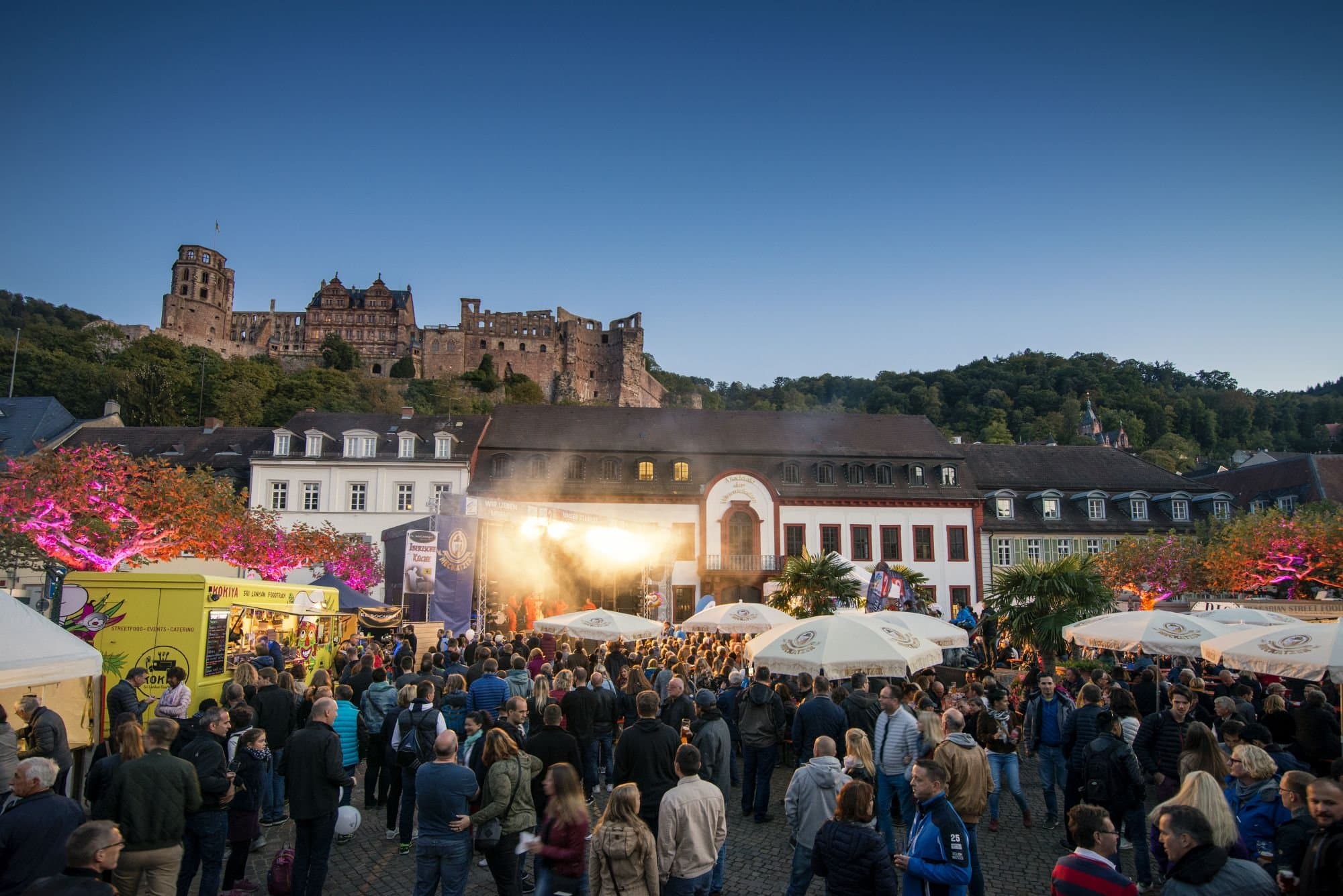 Stage on Karlsplatz with Heidelberg Castle in the background.