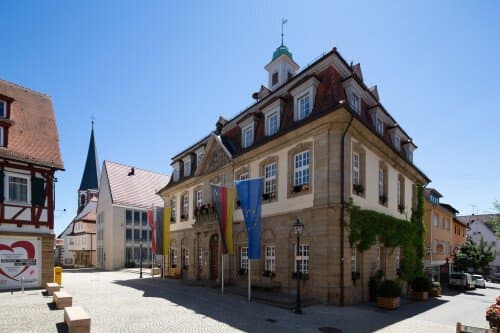 Bild vom Rathaus Brackenheim mit Flaggen davor