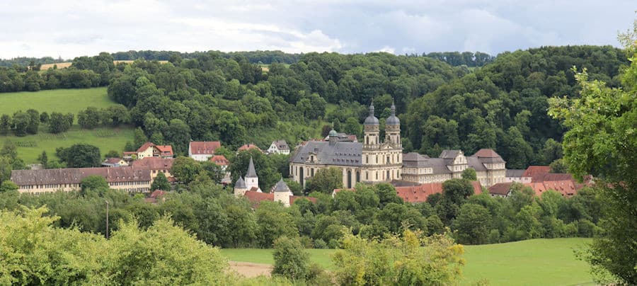Die Klosteranlage mit Wiesen und Wald