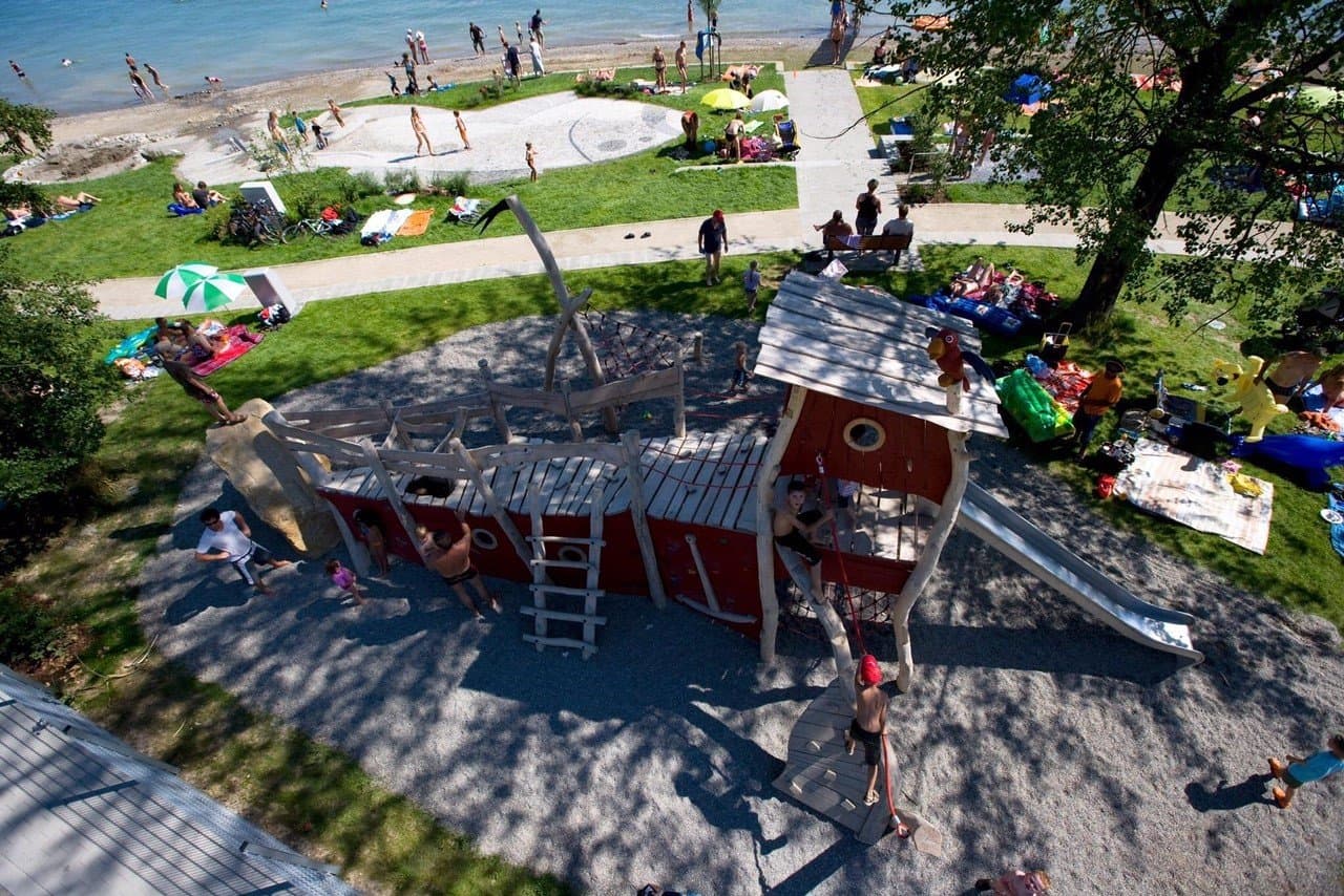 Spielplatz an der Badestelle Sipplingen mit Sicht auf den Wasserspielplatz