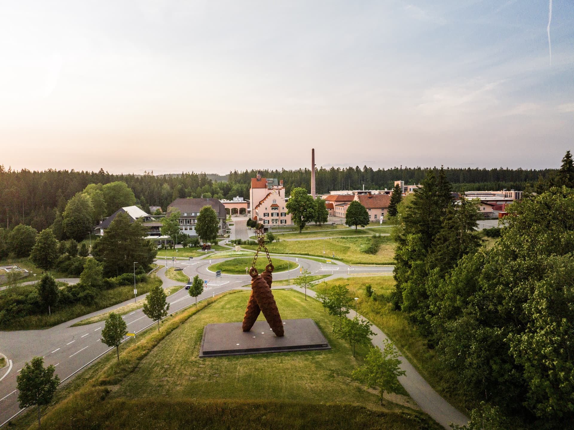 Luftaufnahme der Badischen Staatsbrauerei Rothaus, im Vordergrund die Zapfenskulptur