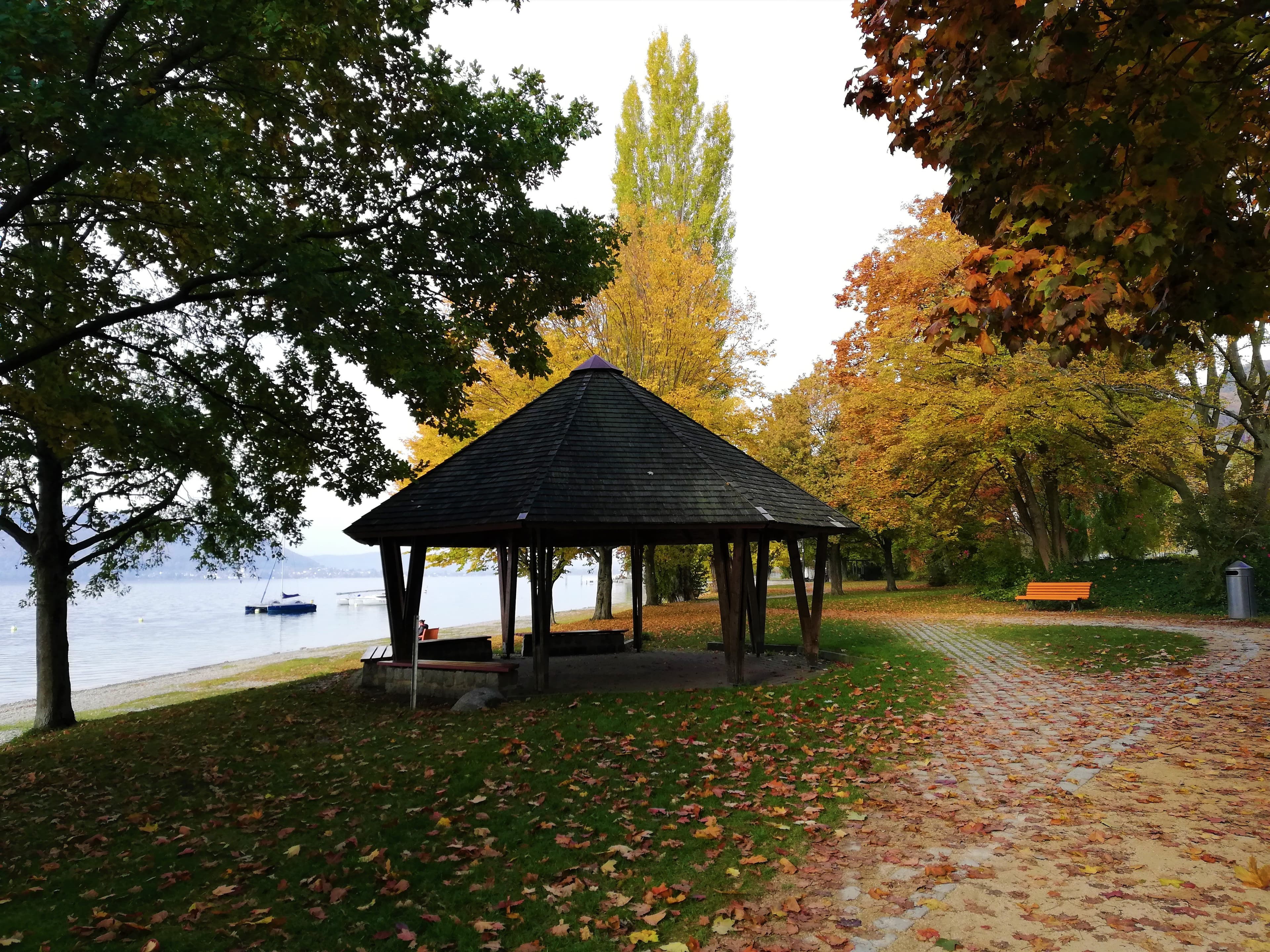 Pavillon am Seeufer in herbstlicher Stimmung